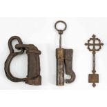 Schlüssel und zwei SchlösserEisen. Schlüssel mit kreuzförmigem Griff, zylindrischem Dorn und
