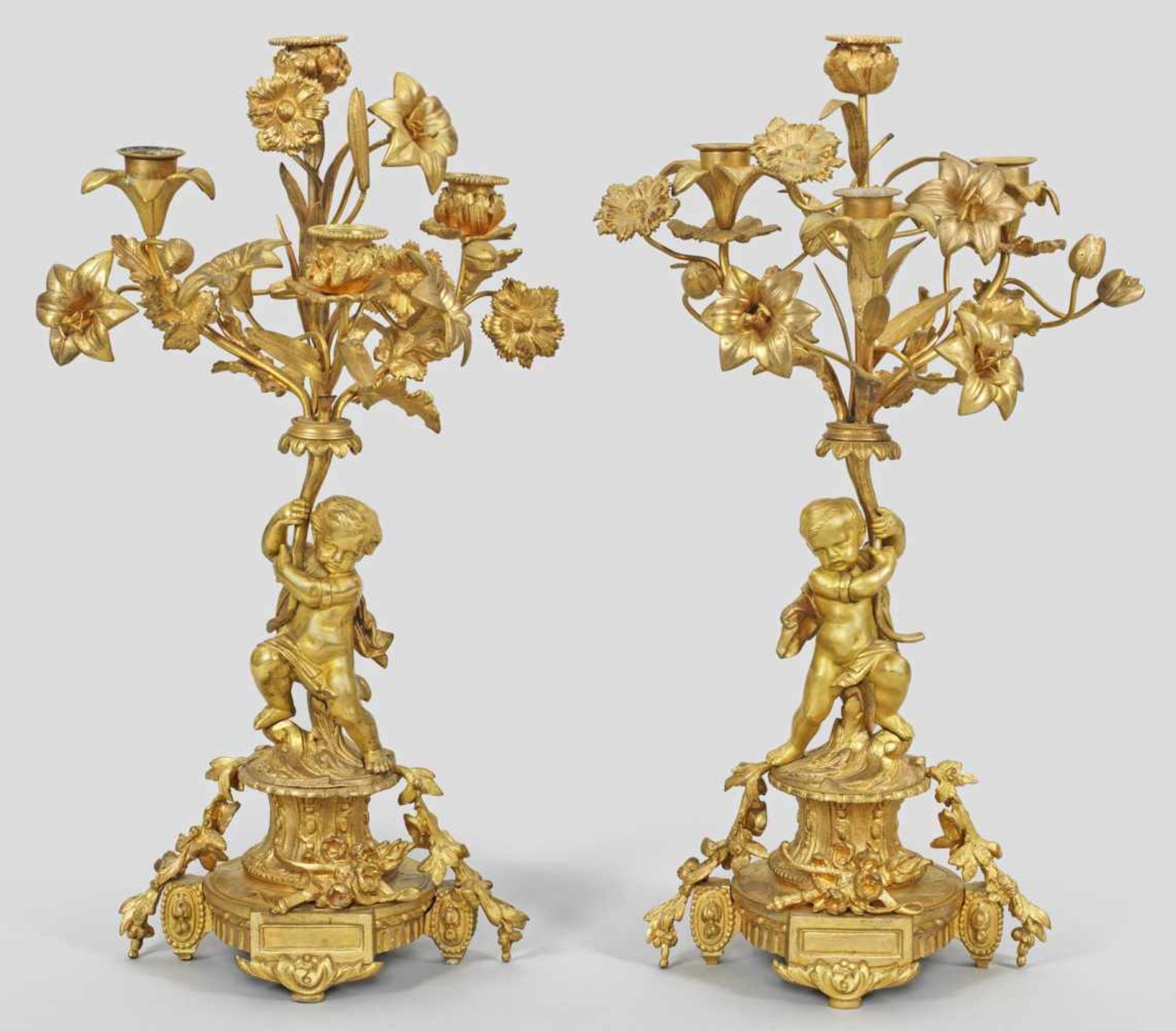 Paar Belle Epoque Figuren-GirandolenGegenstücke. 3-flg.; Bronze, vergoldet. Vollplastisch gestaltete