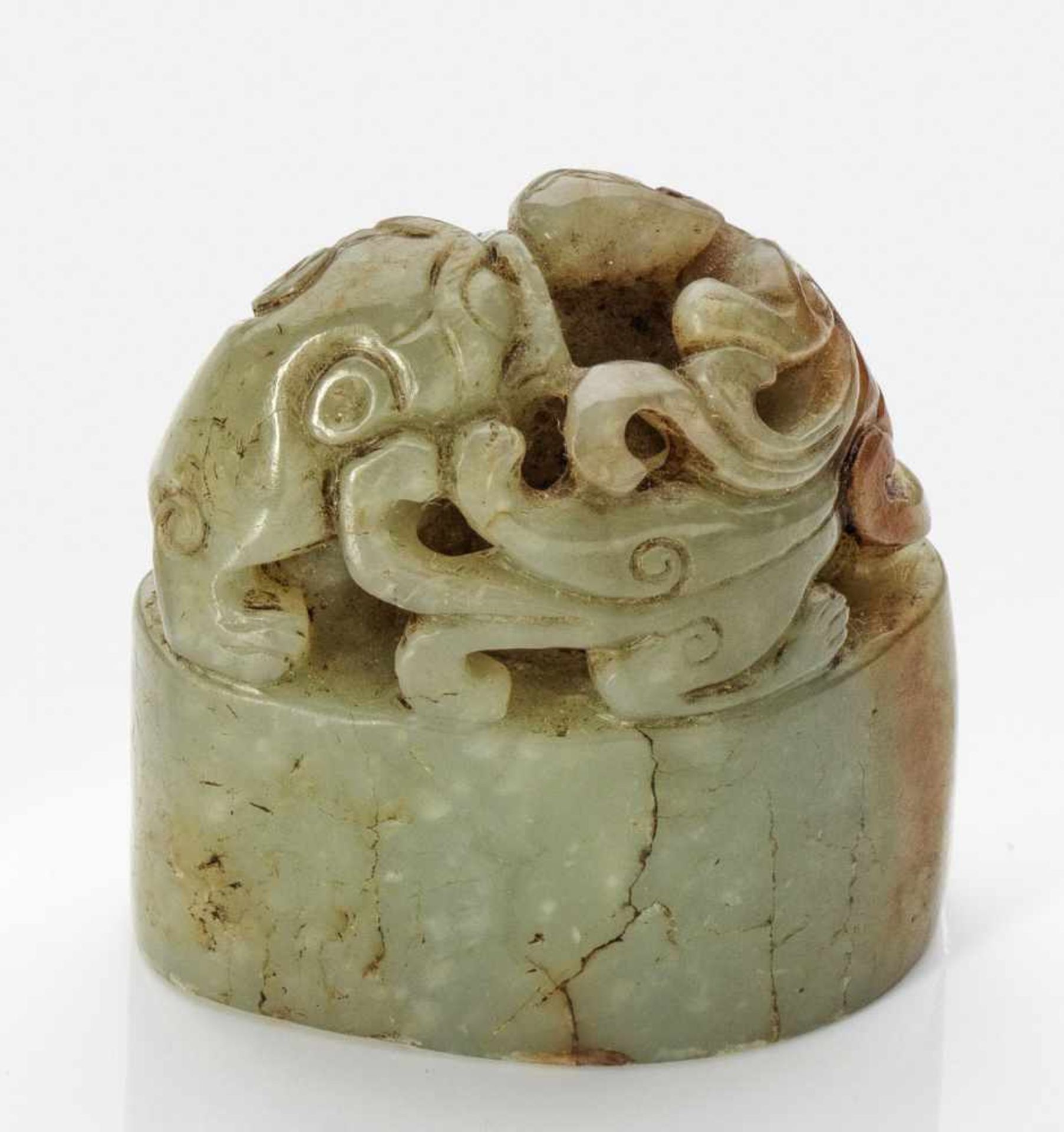 SiegelSeladongrüne Nephrit-Jade mit rostroten Einschlüssen. Hoher, ovaler Sockel mit