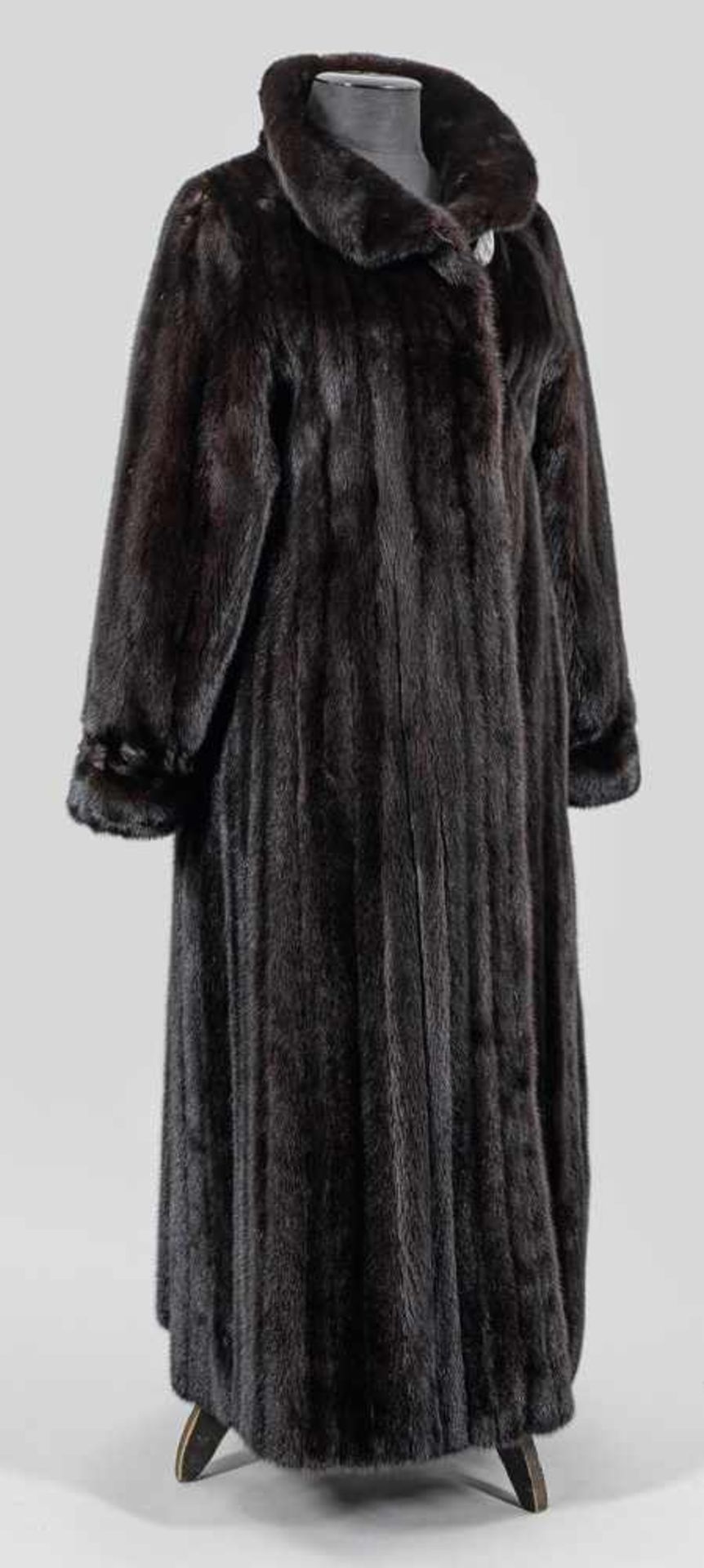 Langer Damen-NerzmantelKnöchellanger, weit geschnittener Mantel aus schwarz-braunem, ausgelassen