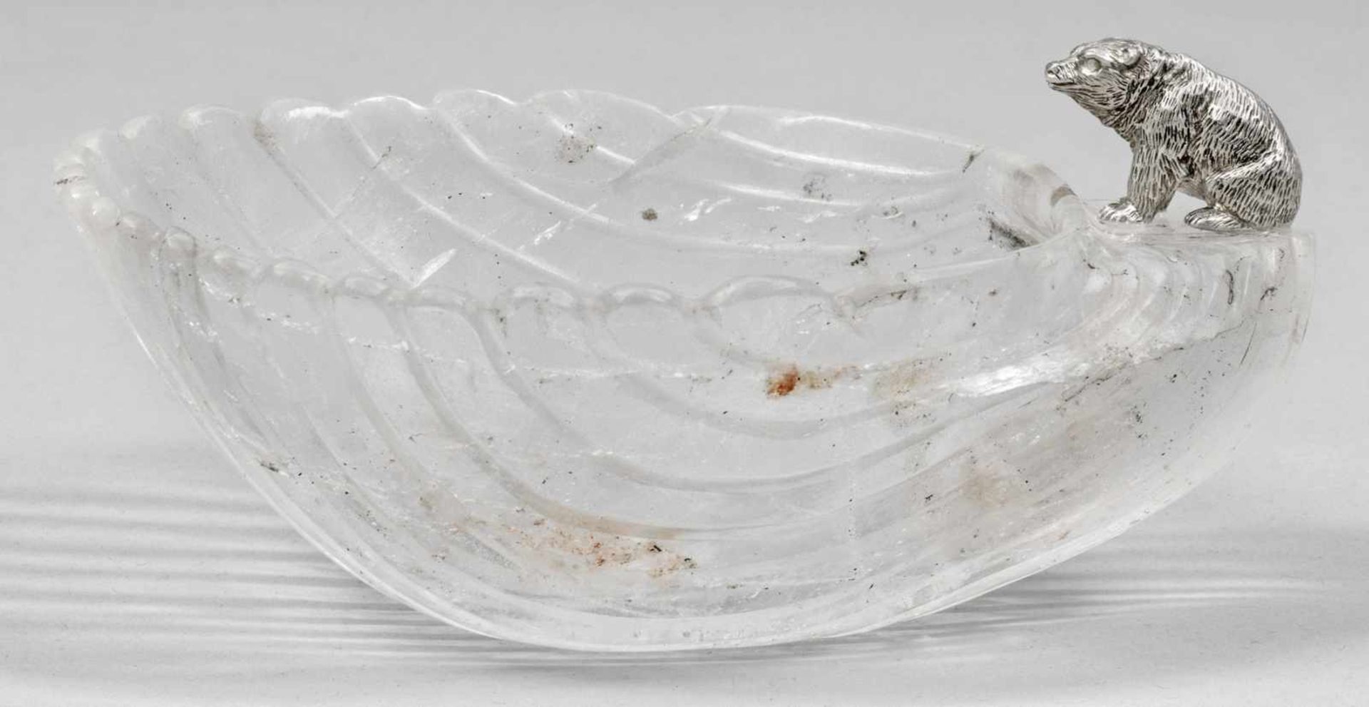 KonfektschaleBergkristall. Große Schale, geschnitten in Form einer Muschel. Auf dem Rand sitzender