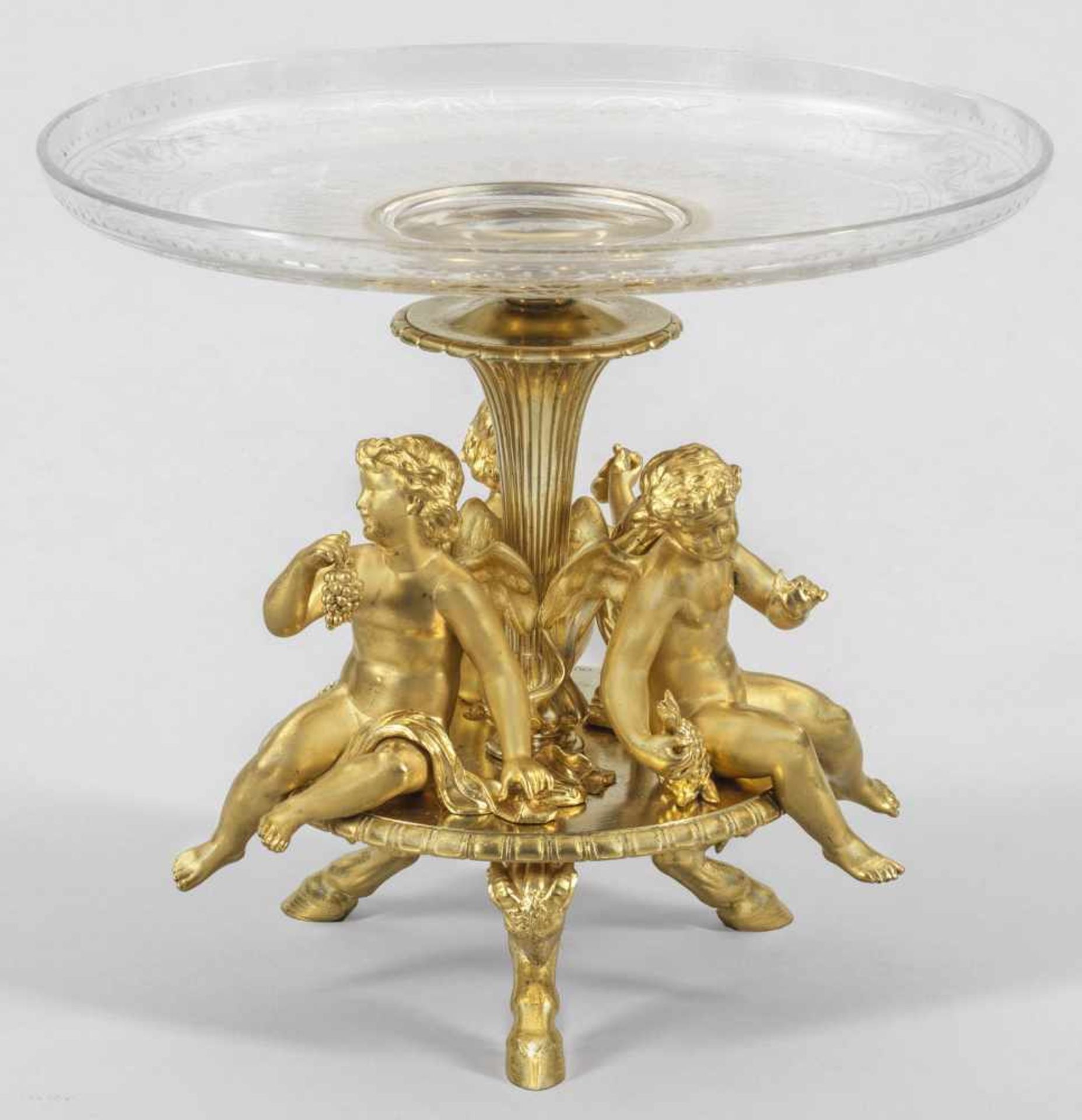 Napoleon III-TafelaufsatzBronze, vergoldet sowie farbloses, ornamental geschliffenes Kristallglas.