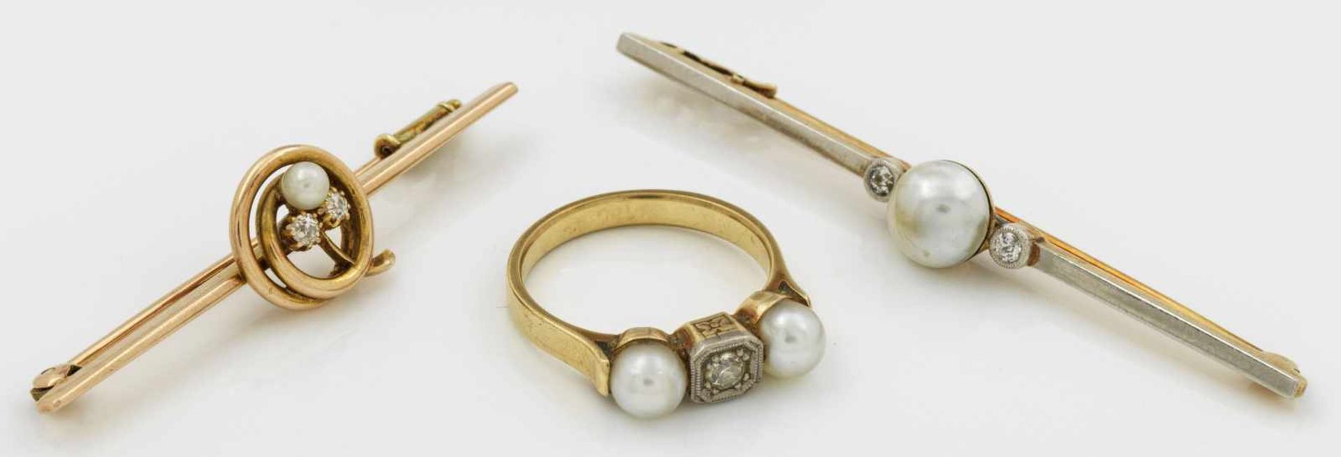 Jugendstil-Ring mit zwei BroschenGelbgold, gest. 585. Besetzt mit weißen Zuchtperlen bzw. kleiner