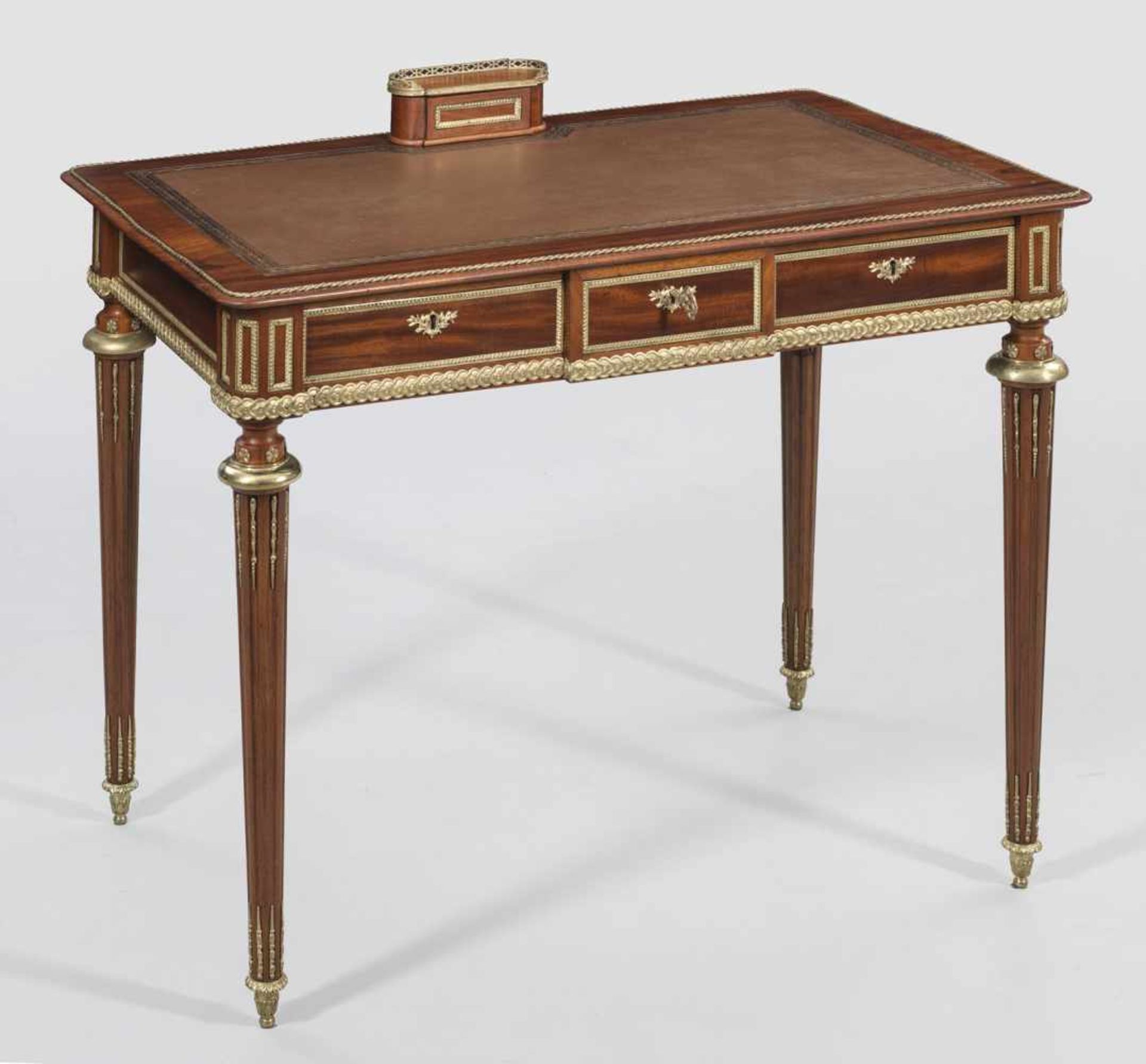 Louis XVI-Bureau plat von Henry DassonMahagoni, massiv und furniert sowie Applikationen und