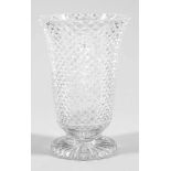Große VaseFarbloses Kristallglas, geschliffen. Glockenform, flächiger Steineldekor. H. 32 cm.A cut