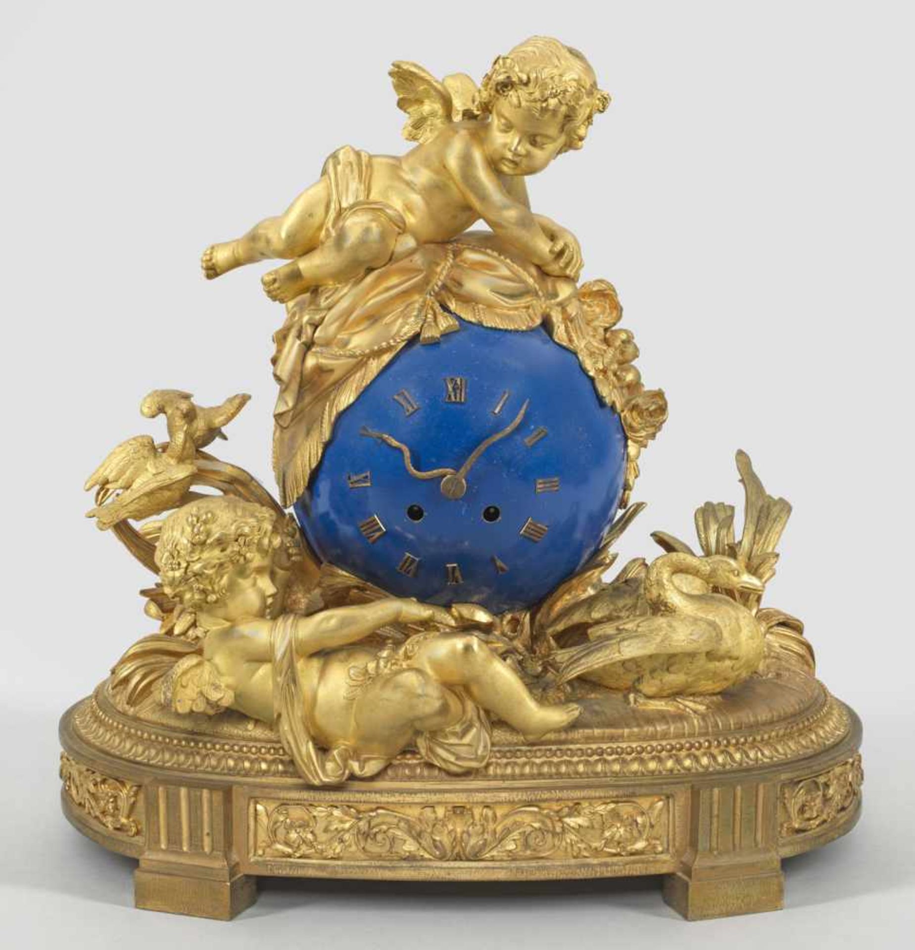 Große Louis XVI-Pendule von Henri PicardBronze, vergoldet sowie teilw. blau lackiert. Vollplastische