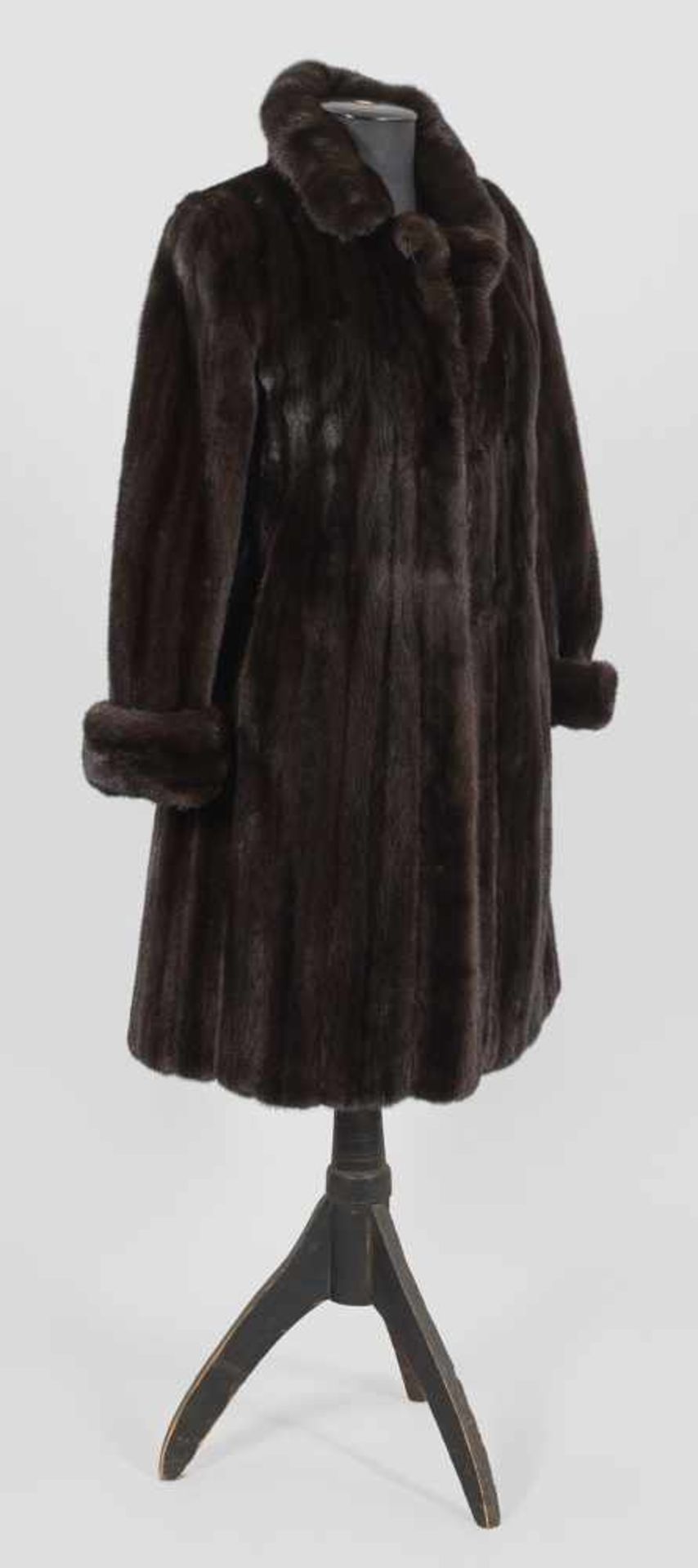 Damen-NerzmantelKnielanger, ausgestellt geschnittener Mantel aus dunkelbraunem, ausgelassen