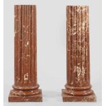 Paar Marmor-SäulenRot-brauner, cremefarben gemaserter Marmor. Zylinderförmiger, umlaufend