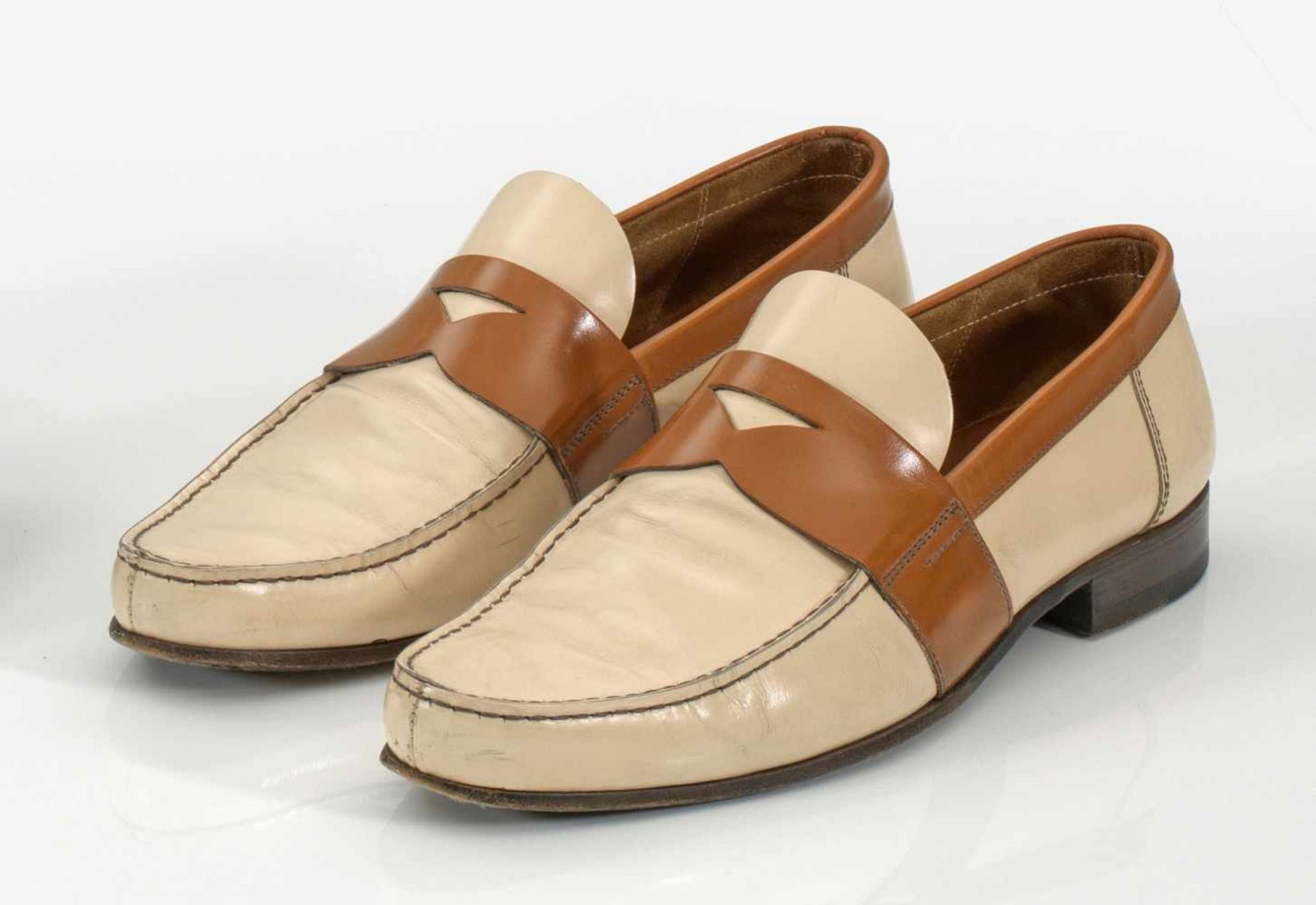 Paar Slipper von PRADACreme- und karamellfarbenes Leder. Spitz zulaufender Schuh mit Ledersohle.