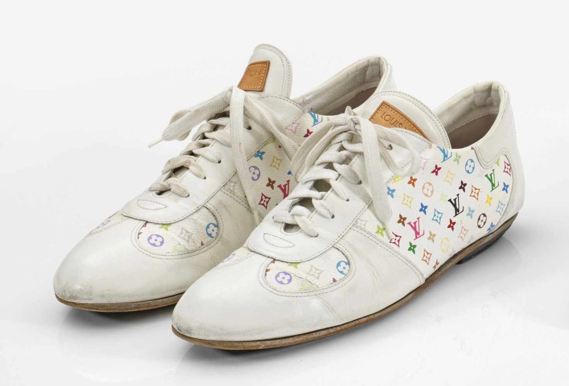 Paar Sneaker von Louis VuittonWeißes Leder und sog. Multicolor Monogram Canves Muster.