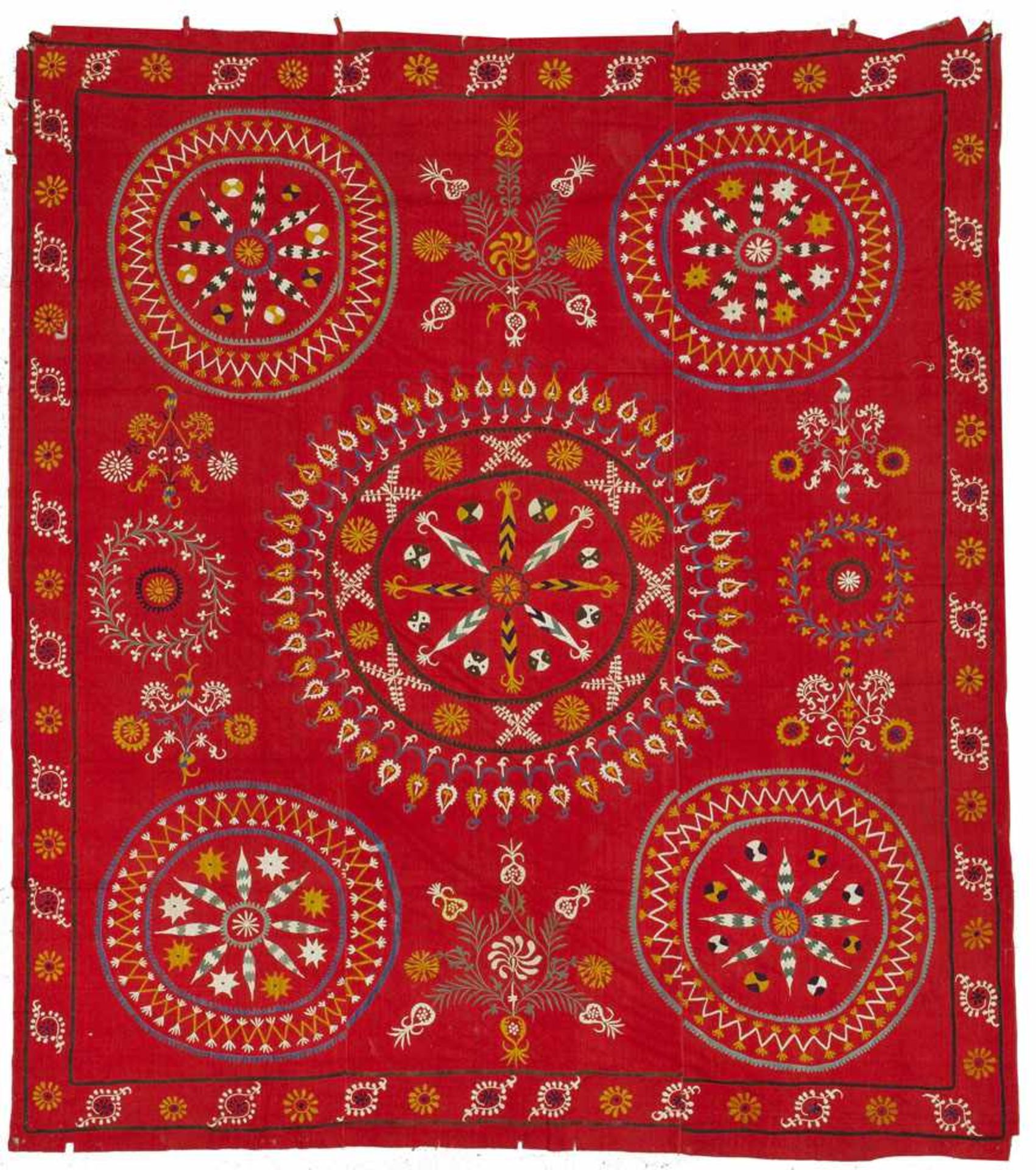 Susani-StickereiUsbekistan. 1. Hälfte 20. Jh.; Auf leuchtend rotem Fond gestickte, mit Sternen