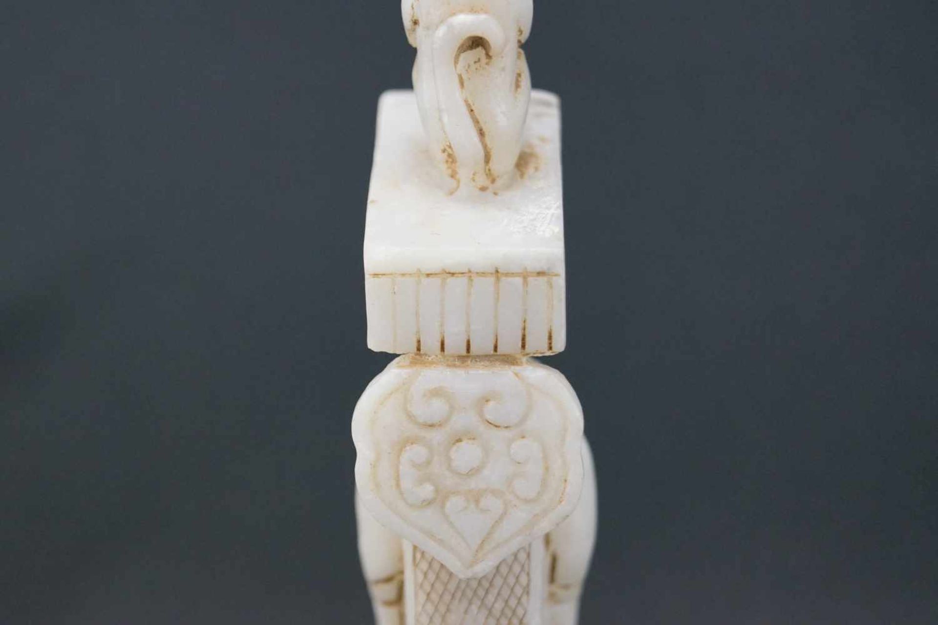 JadefigurWeiße Jade, Darstellung eines Weisen mit Drachen und Affe, Höhe 18 cm x Breite 7 cm, in - Image 8 of 10