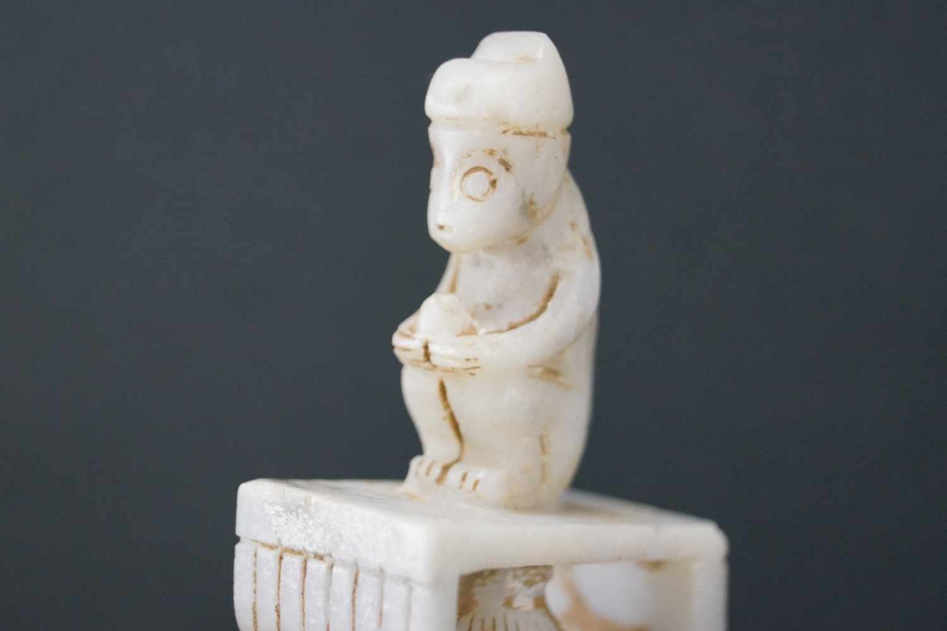 JadefigurWeiße Jade, Darstellung eines Weisen mit Drachen und Affe, Höhe 18 cm x Breite 7 cm, in - Image 5 of 10