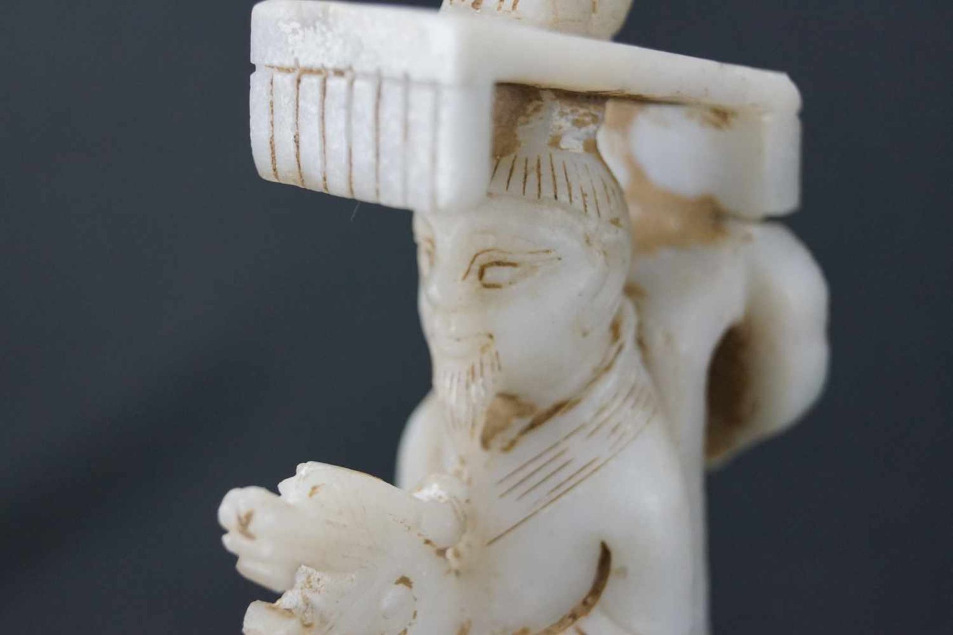 JadefigurWeiße Jade, Darstellung eines Weisen mit Drachen und Affe, Höhe 18 cm x Breite 7 cm, in - Image 4 of 10