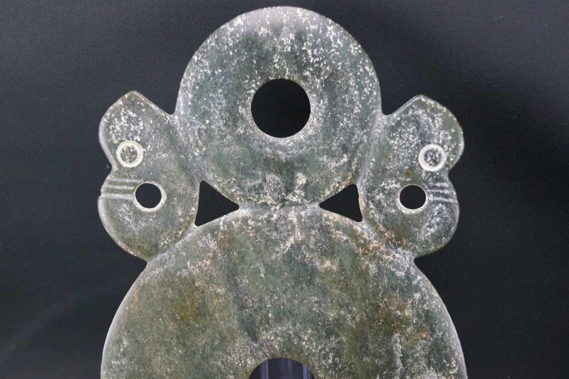 Große Bischeibedunkelgrüne Jade, Durchmesser der großen Scheibe 19 cm, Gesamtmaß Länge 29 cm x - Bild 3 aus 4