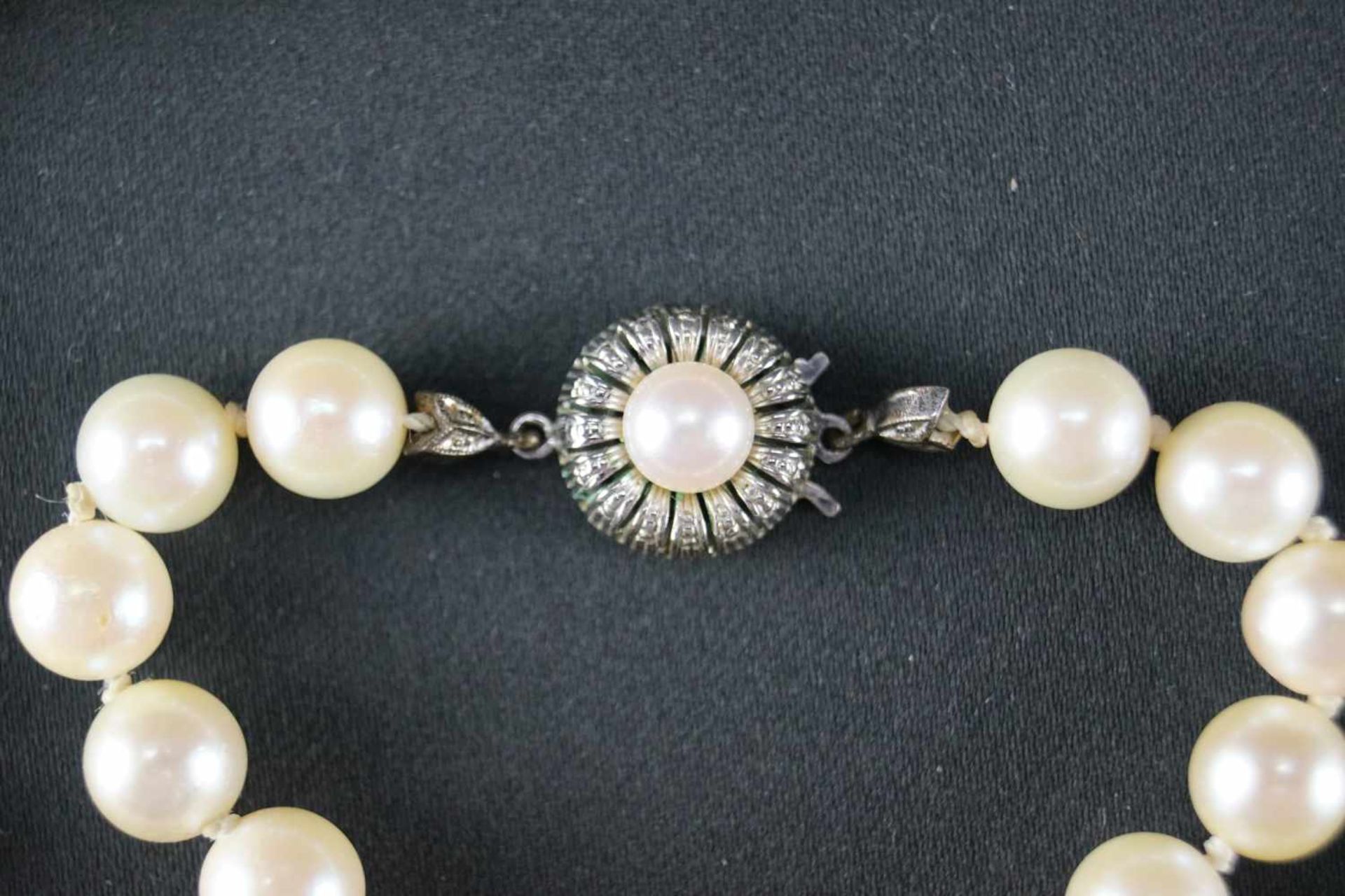 Perlenketteaus 50 Perlen, Durchmesser der Perlen ca. 7mm, Einzelknotung, Schließe aus 333er - Image 2 of 3
