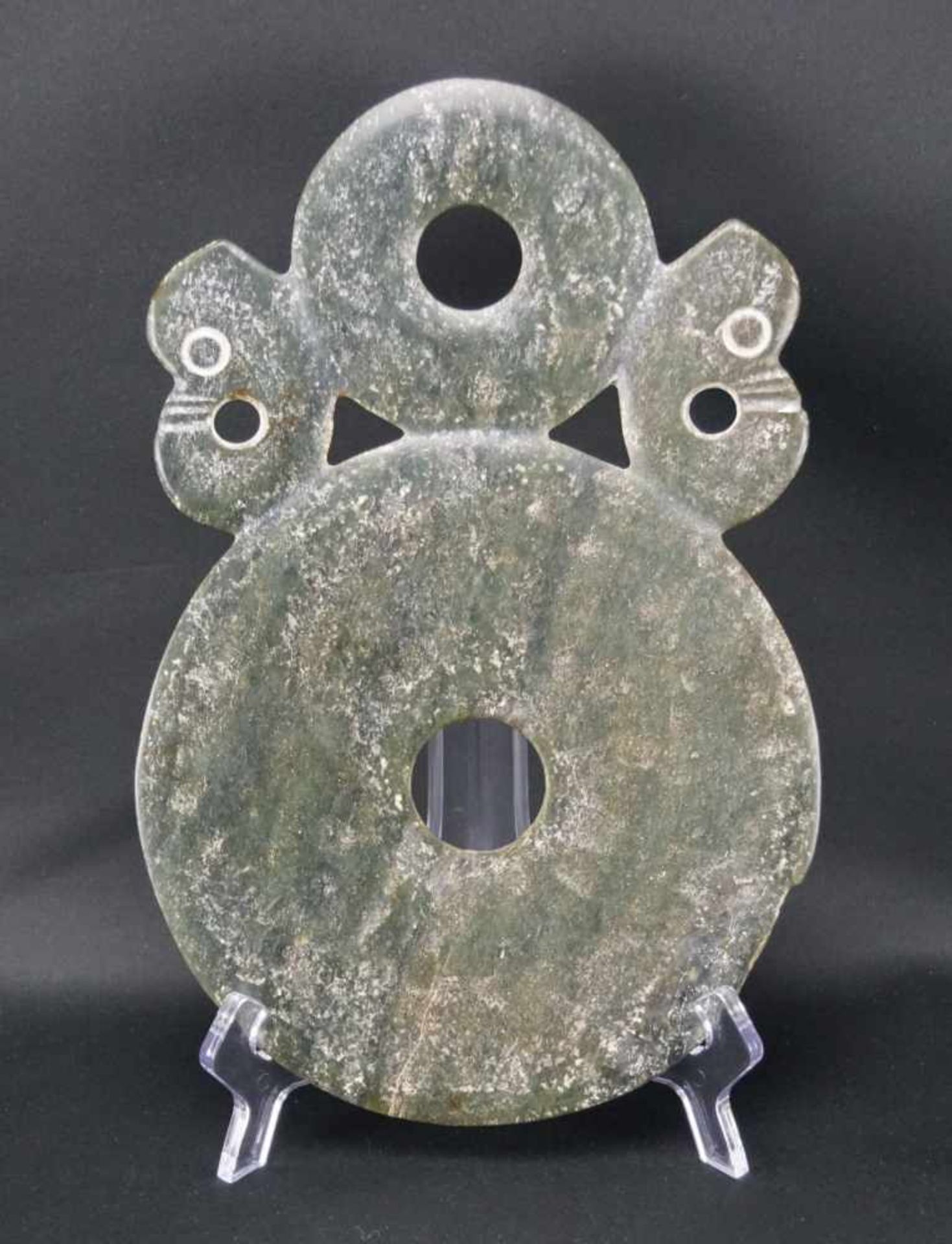 Große Bischeibedunkelgrüne Jade, Durchmesser der großen Scheibe 19 cm, Gesamtmaß Länge 29 cm x