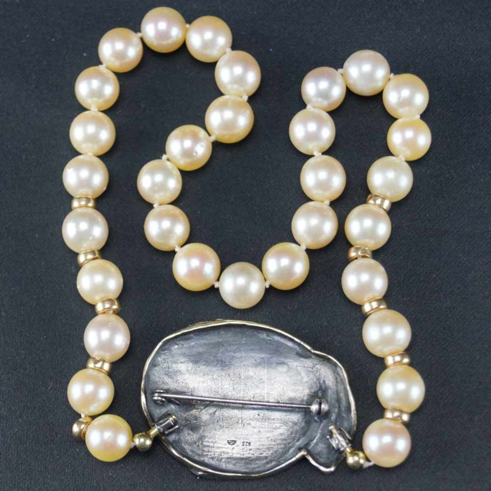 Perlenkette mit Anhängeraus 32 goldfarben lüstrierten Perlen, Durchmesser der Perlen ca 7mm, - Image 3 of 4
