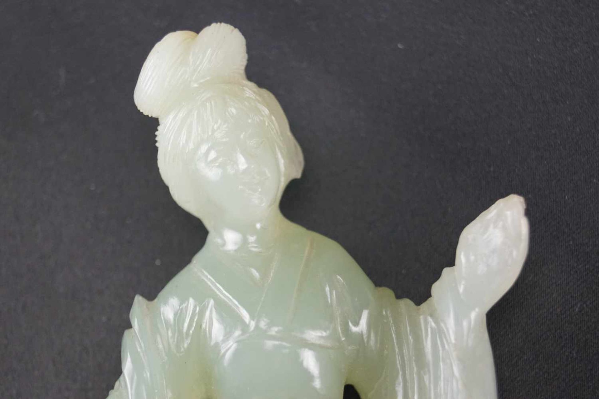 Jadefigurneuzeitlich, Darstellung einer Dame, Höhe 15 cm - Bild 2 aus 4