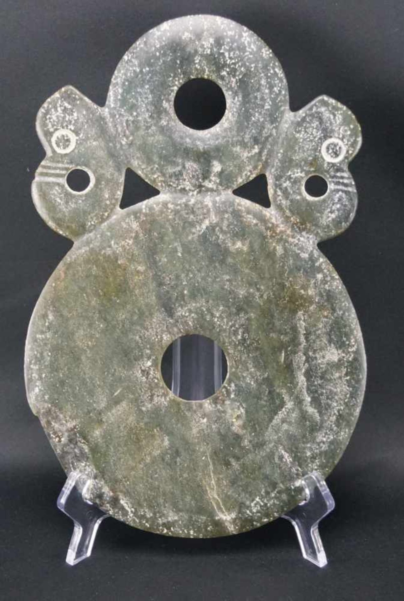 Große Bischeibedunkelgrüne Jade, Durchmesser der großen Scheibe 19 cm, Gesamtmaß Länge 29 cm x - Bild 2 aus 4