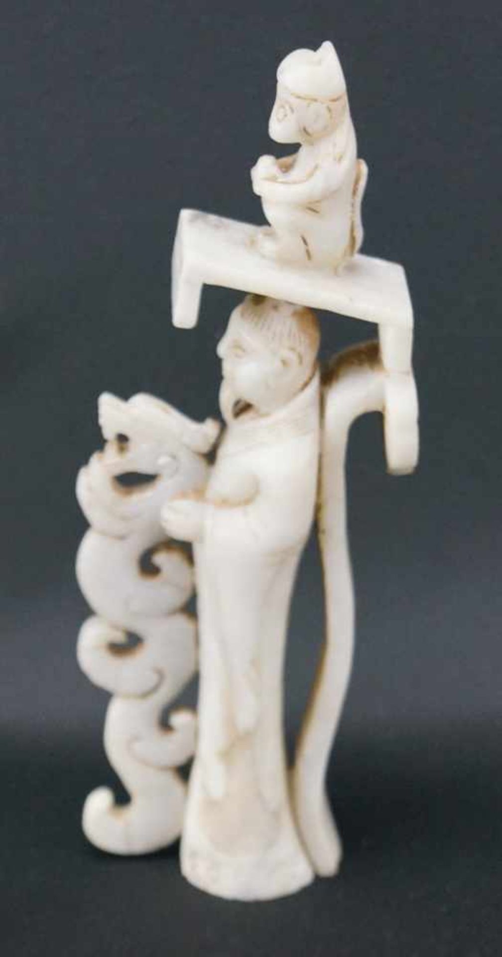 JadefigurWeiße Jade, Darstellung eines Weisen mit Drachen und Affe, Höhe 18 cm x Breite 7 cm, in - Image 3 of 10