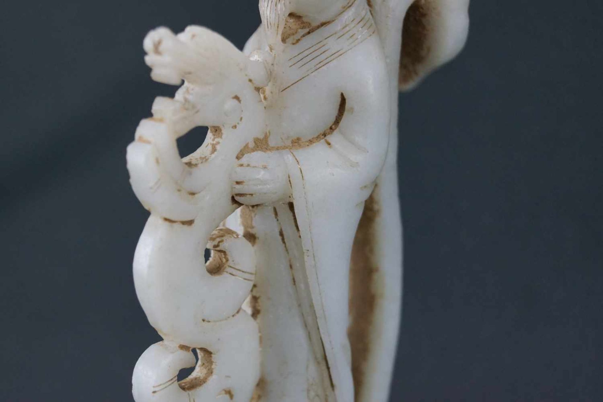 JadefigurWeiße Jade, Darstellung eines Weisen mit Drachen und Affe, Höhe 18 cm x Breite 7 cm, in - Image 6 of 10