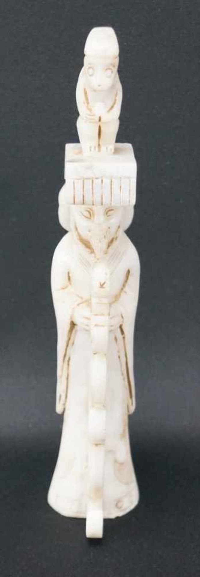 JadefigurWeiße Jade, Darstellung eines Weisen mit Drachen und Affe, Höhe 18 cm x Breite 7 cm, in - Image 2 of 10