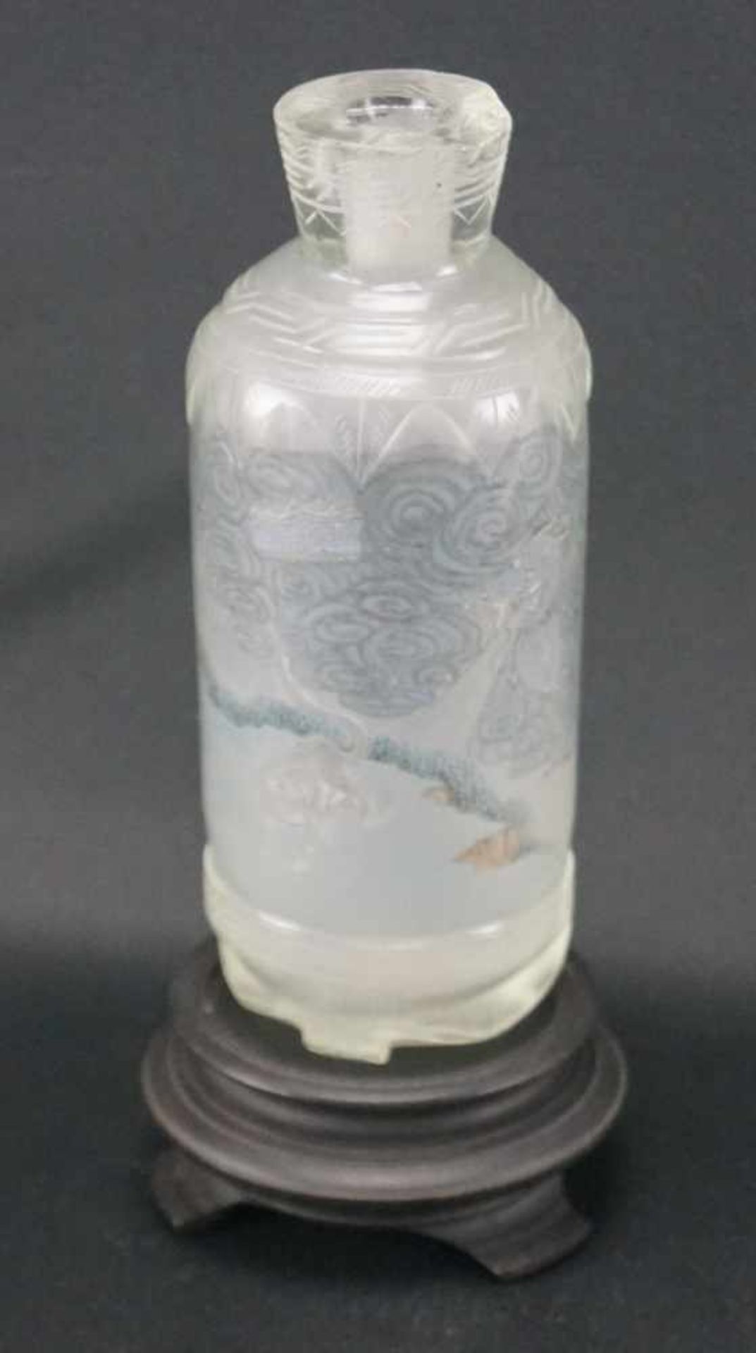 Tisch-Snuffbottle, China19./20. Jhrd., Innenmalerei mit Drachen und Landschaft, mit Holzsockel, Höhe