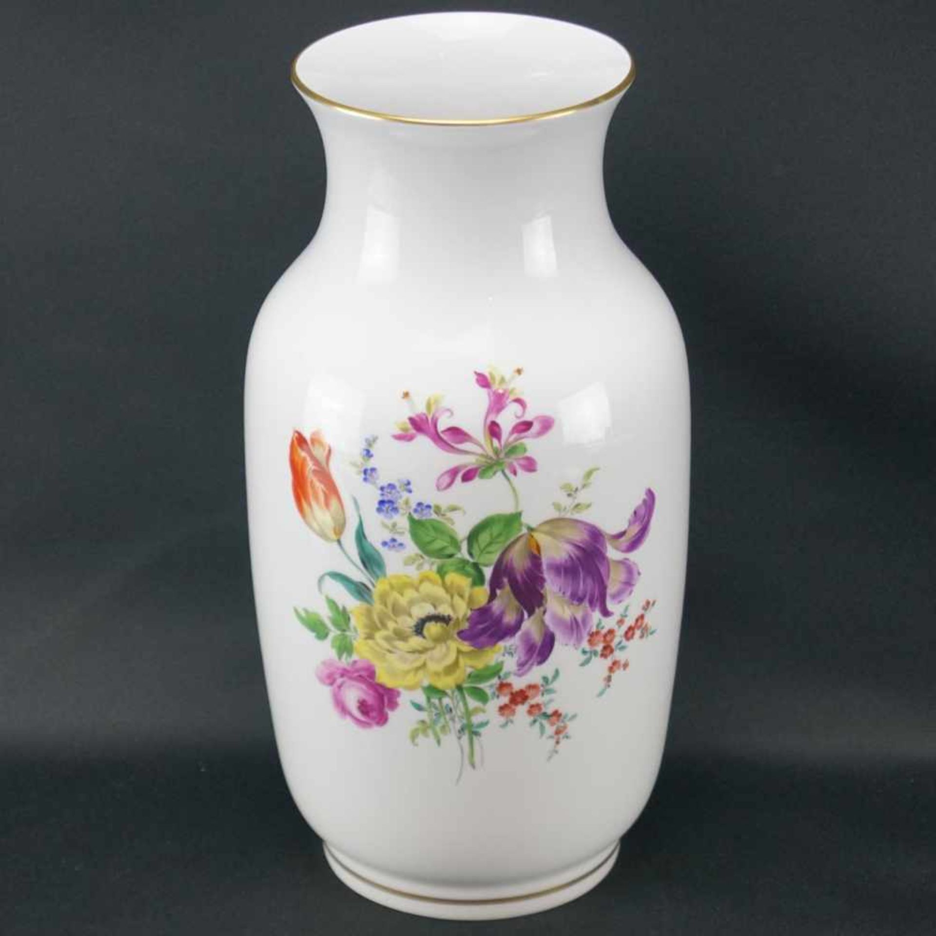 Vase, MeissenSchwertermarke 1. Wahl, Bunte Blumenbukettmalerei, Goldrand, Höhe 37 cm, in einem