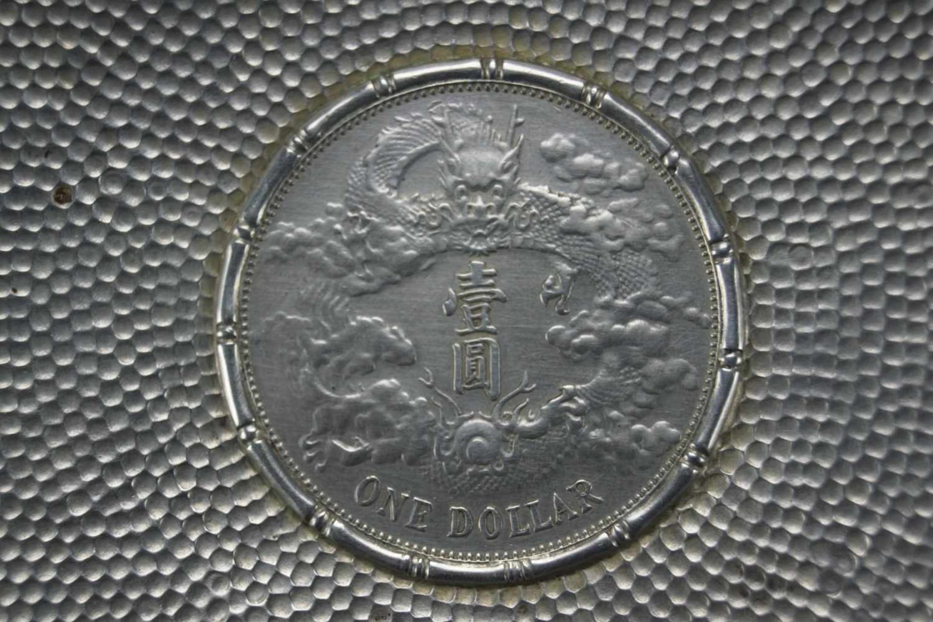 Münzteller, China900er Silber, SIlver Dragon Coin von 1911 eingearbeitet in einen kleinen Teller mit - Bild 2 aus 5