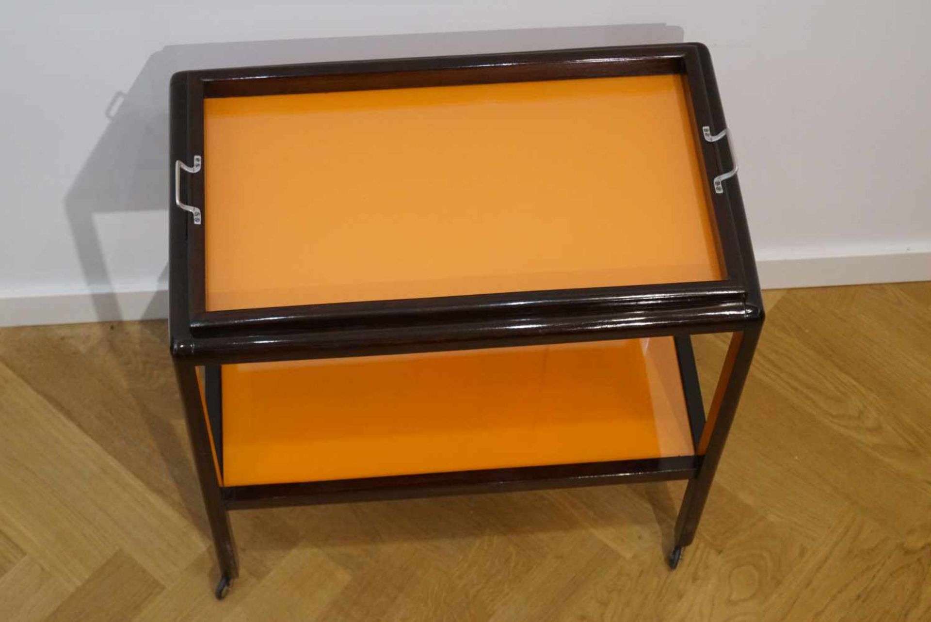 Servierwagen, Art-DecoMahagoni, gefärbte Glasböden in Orange, Tablett abnehmbar, Höhe 67,5 cm x - Bild 3 aus 5