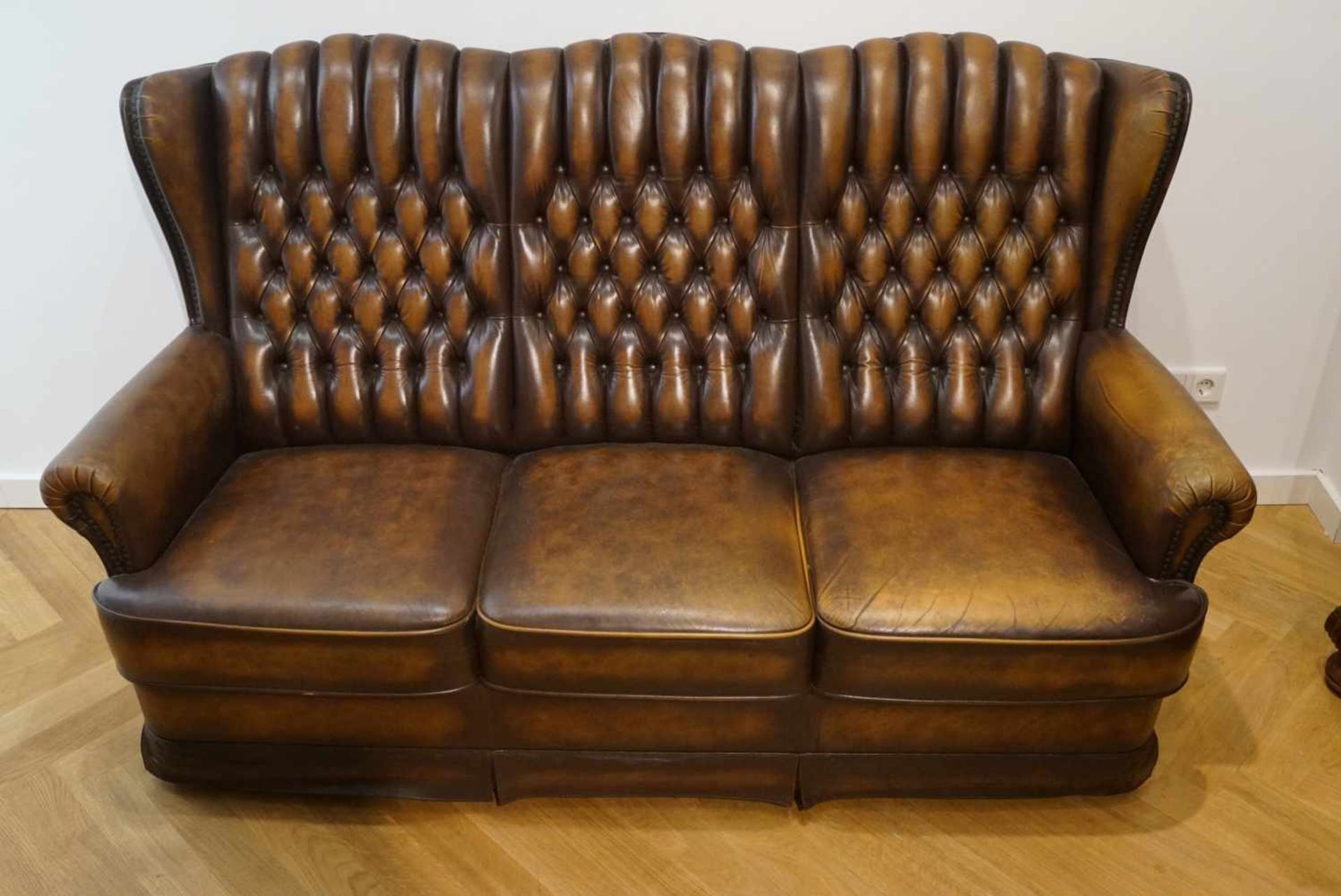 Couch für drei PersonenChesterfield-Stil, braunes Leder, Maße Höhe 101 cm x Länge 175 cm x Tiefe
