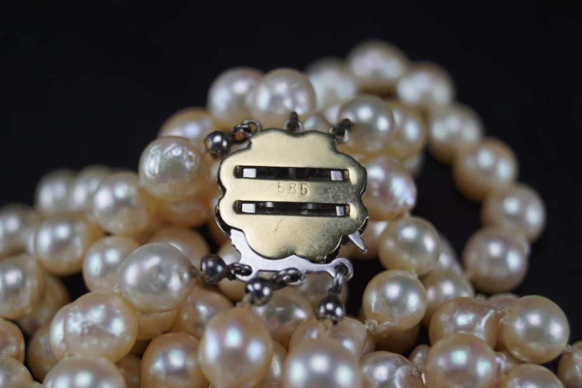 Perlenkettedreireihig, Perlen teils in barocker Form, Durchmesser der Perlen 6mm bis 8mm, - Bild 3 aus 3