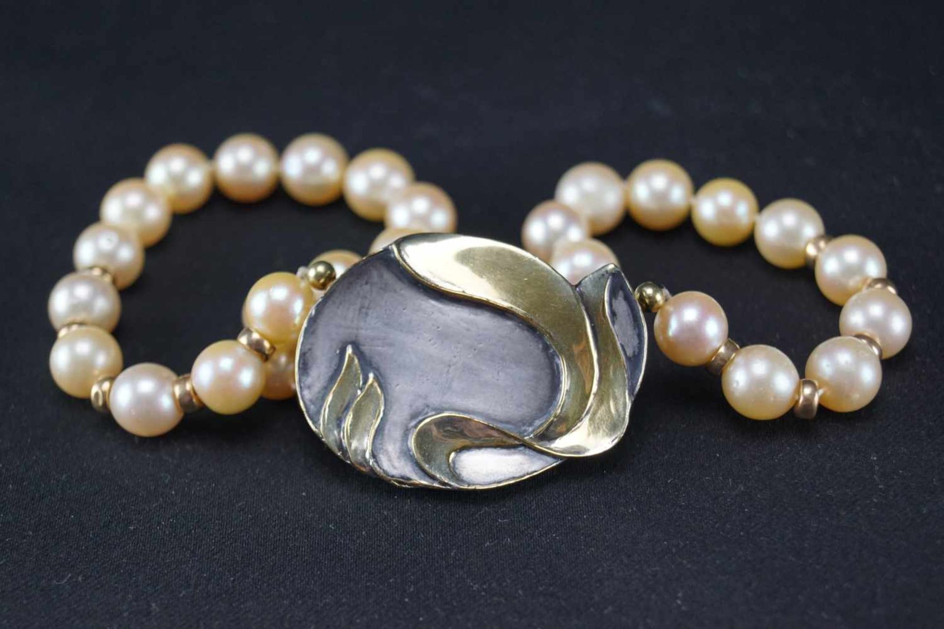 Perlenkette mit Anhängeraus 32 goldfarben lüstrierten Perlen, Durchmesser der Perlen ca 7mm, - Image 2 of 4