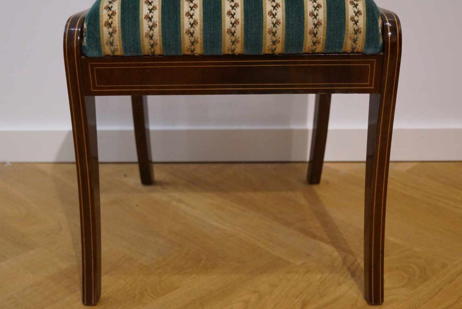 Salontisch mit vier Stühlen, BiedermeierMahagoni, 19. Jhrd., aufklappbare Seitenteile am Tisch, - Bild 5 aus 7