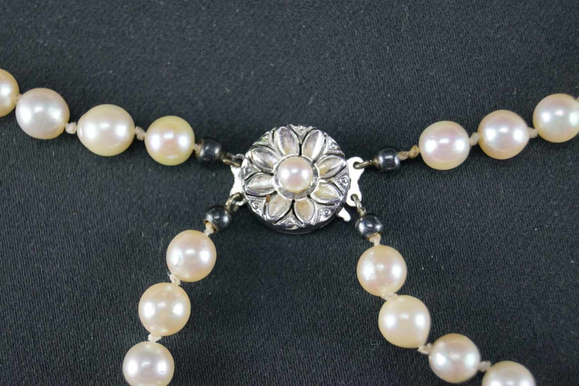Perlenkettezweireihig, Durchmesser der Perlen ca. 5mm, Schließe aus 585er Gold, gepunzt, Länge 46 - Bild 2 aus 3