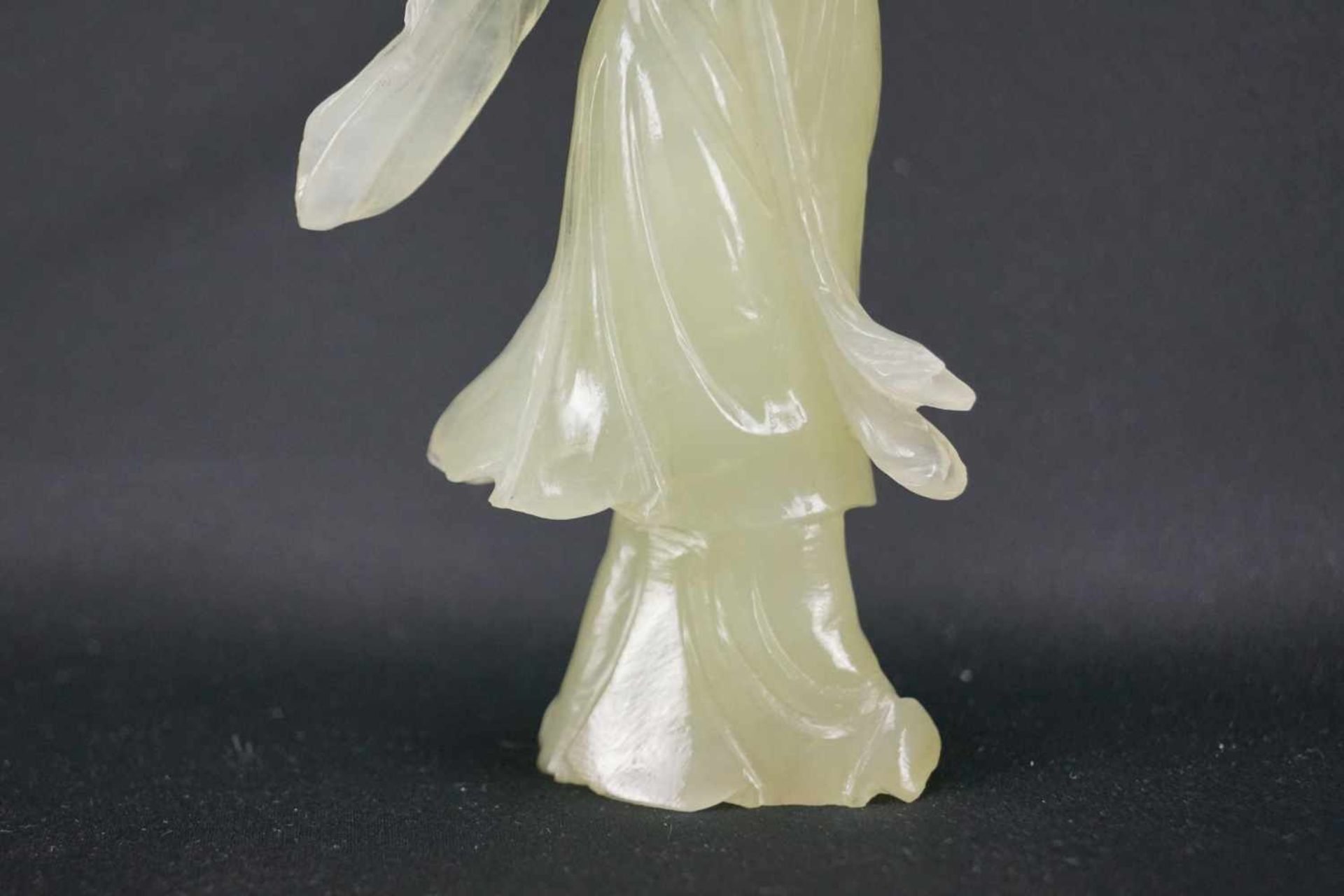 Jade GuanyinHellgrüne Jade, neuzeitlich, Höhe 15 cm x Breite 7,5 cm, linke Hand ist abgebrochen - Image 3 of 6