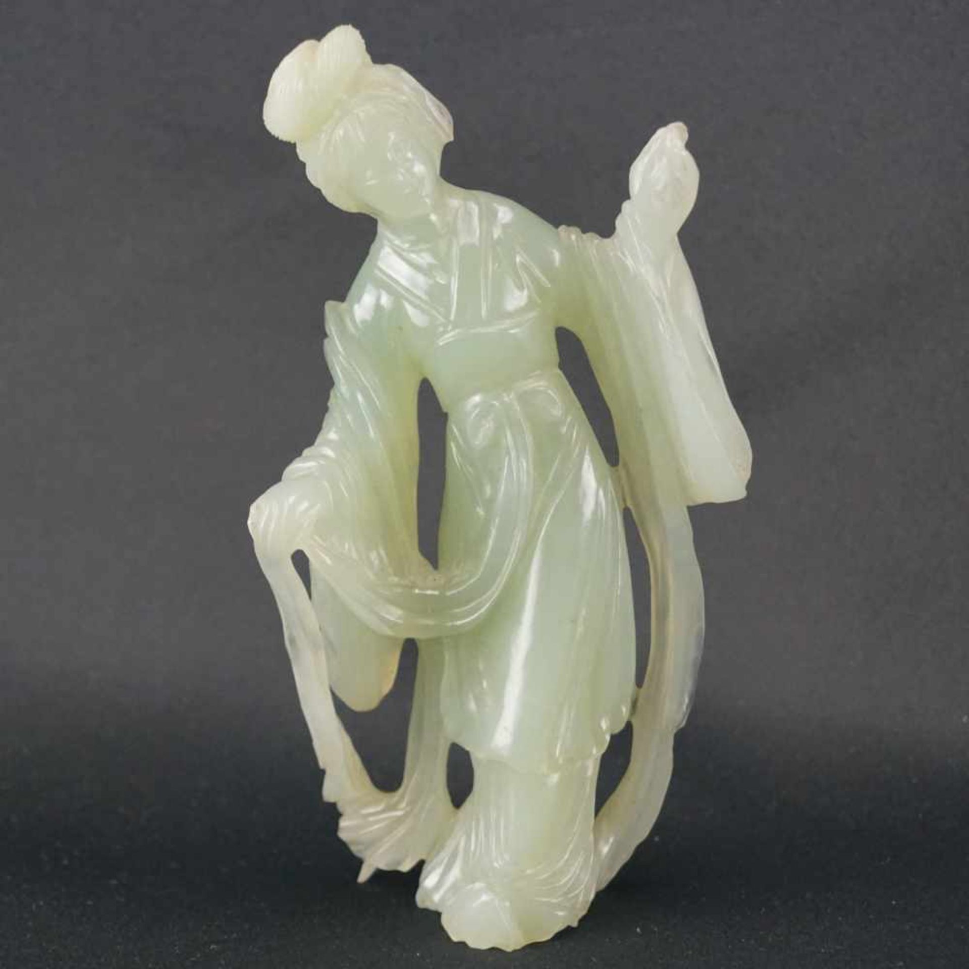 Jadefigurneuzeitlich, Darstellung einer Dame, Höhe 15 cm