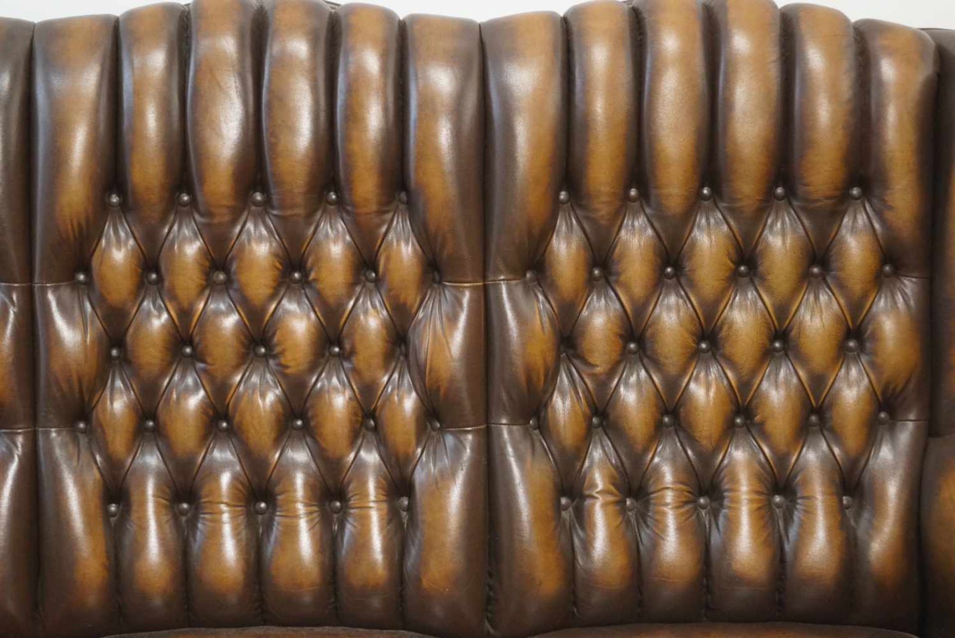 Couch für drei PersonenChesterfield-Stil, braunes Leder, Maße Höhe 101 cm x Länge 175 cm x Tiefe - Bild 2 aus 3