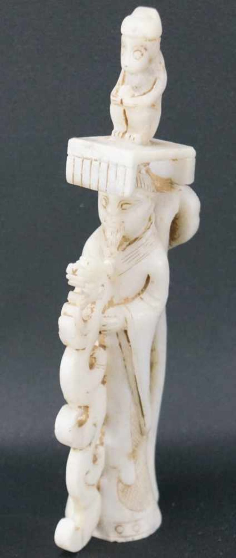 JadefigurWeiße Jade, Darstellung eines Weisen mit Drachen und Affe, Höhe 18 cm x Breite 7 cm, in