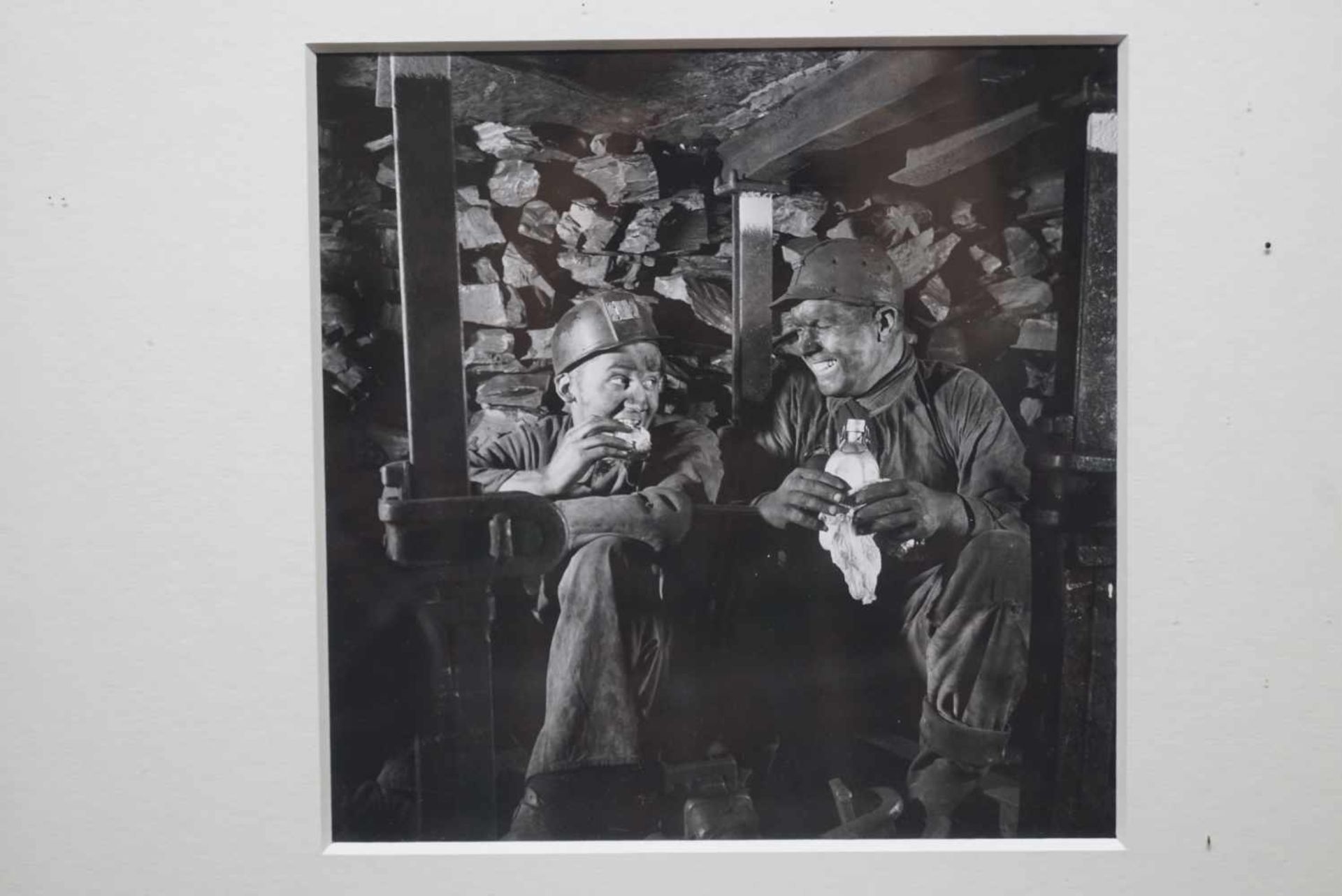 Fünf Fotografien aus dem SteinkohlebergbauSchwarzweißfotografien, unter Glas mit Passepartout - Bild 5 aus 10
