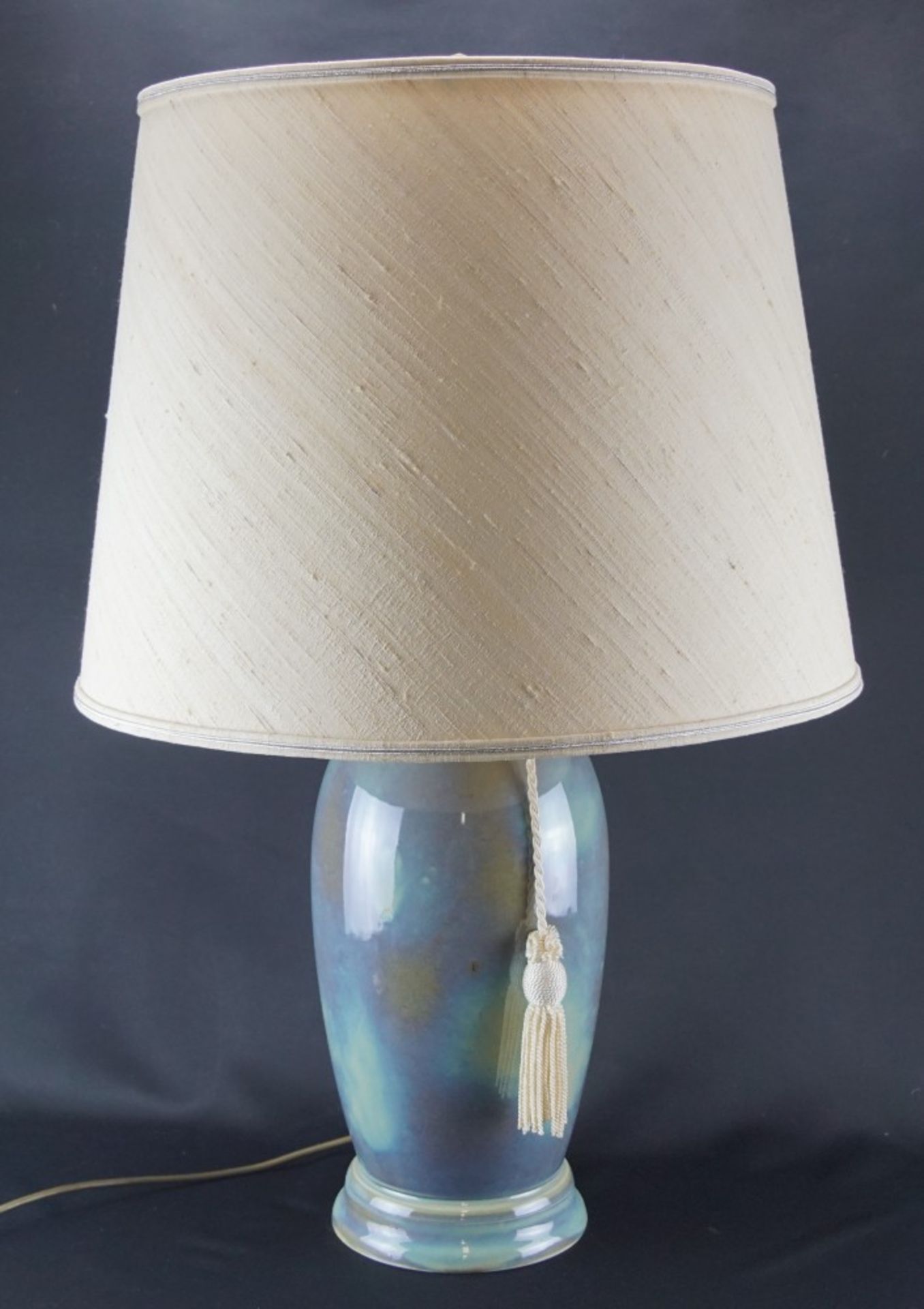 Tischlampe, RosenthalPorzellan, Höhe der Lampe 78 cm und Durchmesser des Schirms 50 cm, Funktion