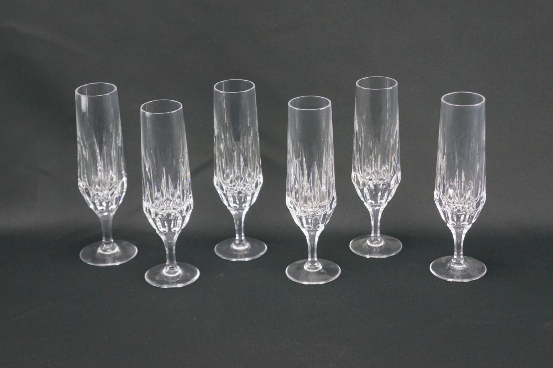 Sechs Sektflöten aus KristallglasKristallglas, Höhe der Gläser 19 cm und Durchmesser 4 cm, in