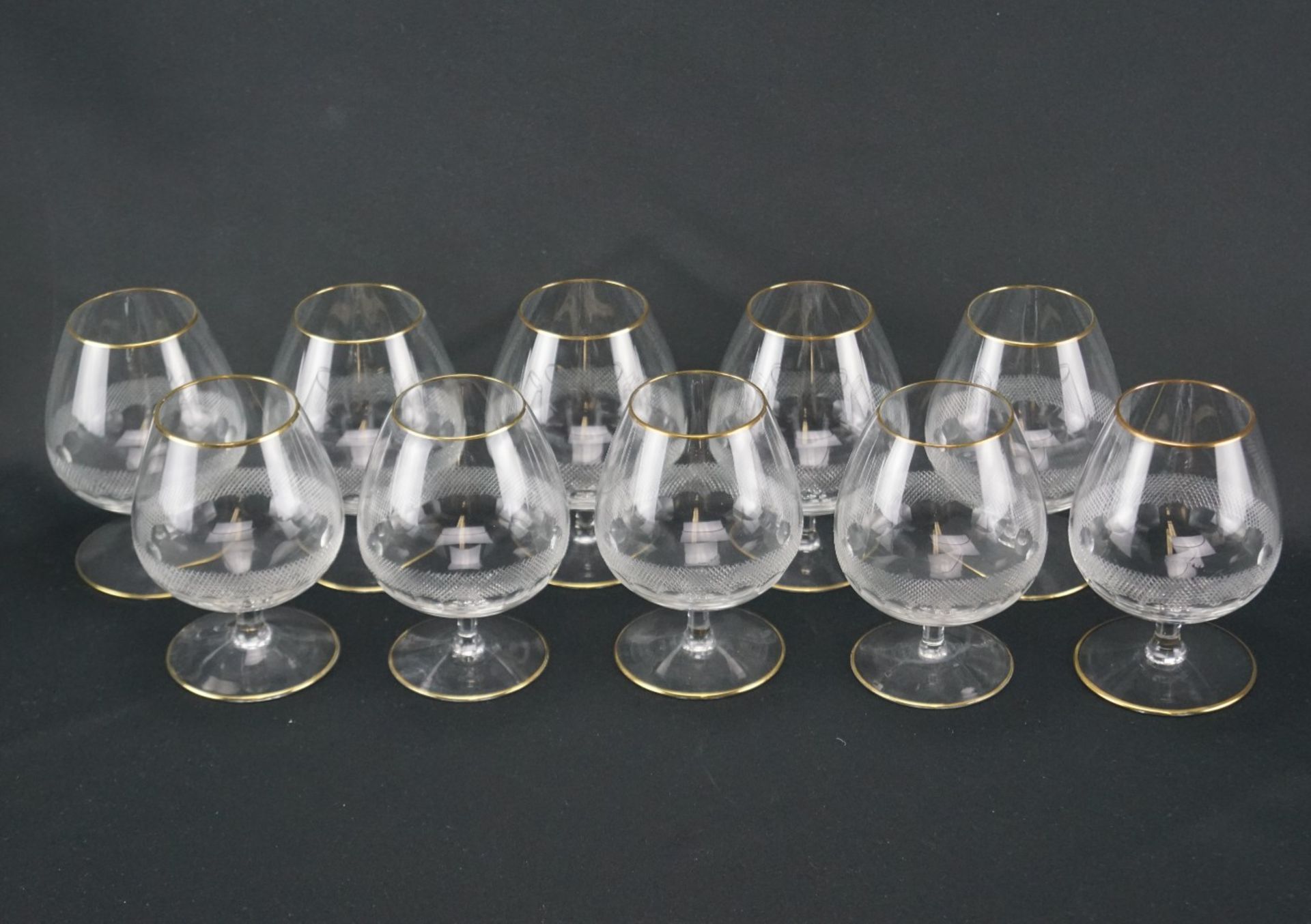 Zehn CognacgläserGlas, Gläser mit Goldrand, Höhe 10 cm und Durchmesser 6 cm, in einem guten Zustand