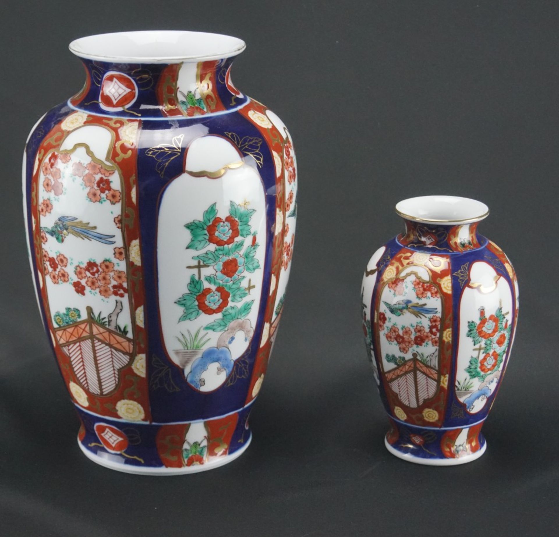 Zwei chinesische VasenPorzellan, Chinoiserien, Höhe der großen Vase 19 cm, Höhe der kleinen Vase