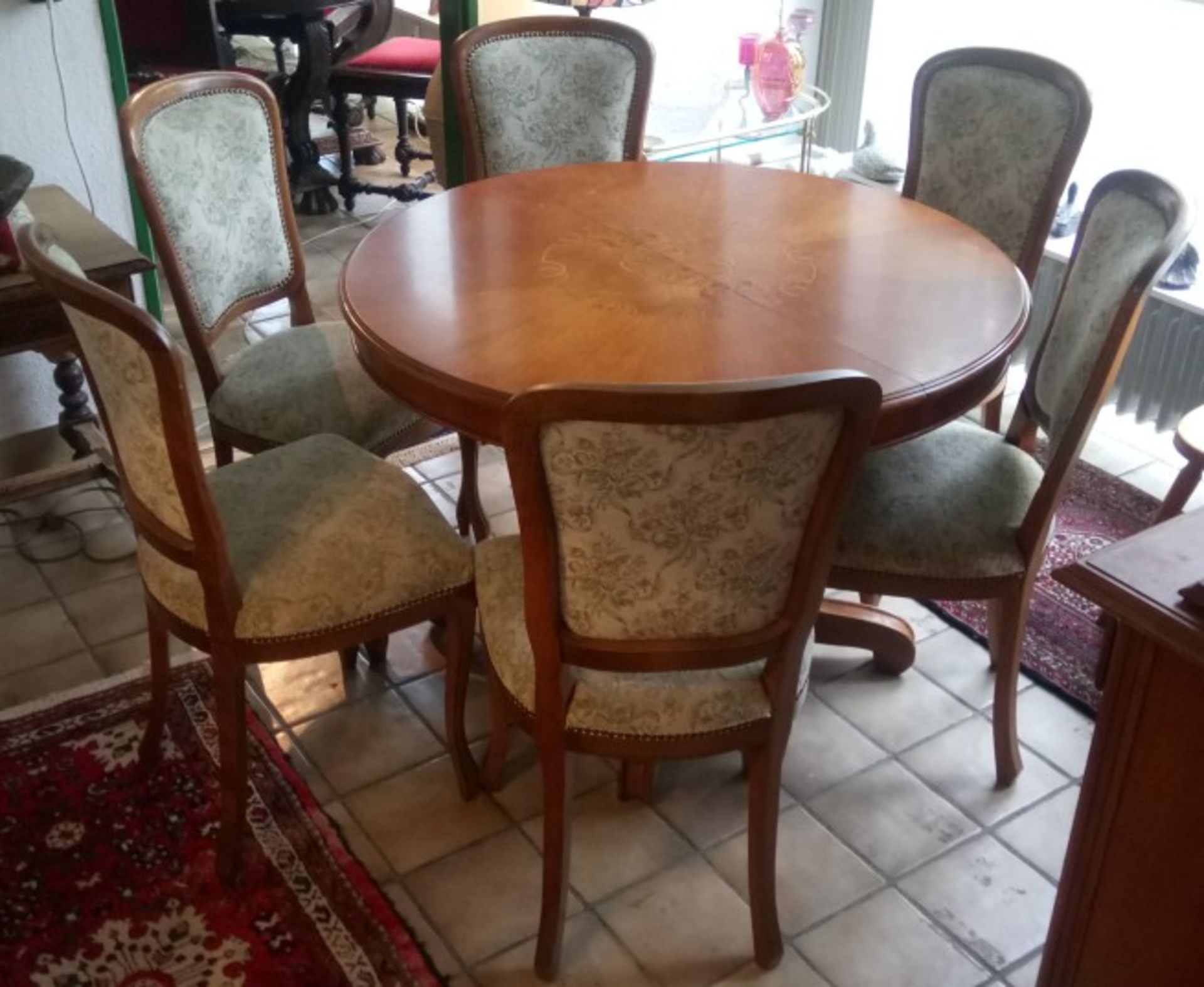 Tisch mit sechs StühlenNussbaum, sechs Stühle, Höhe des Tisches 76 cm x Durchmesser 90 cm, Höhe