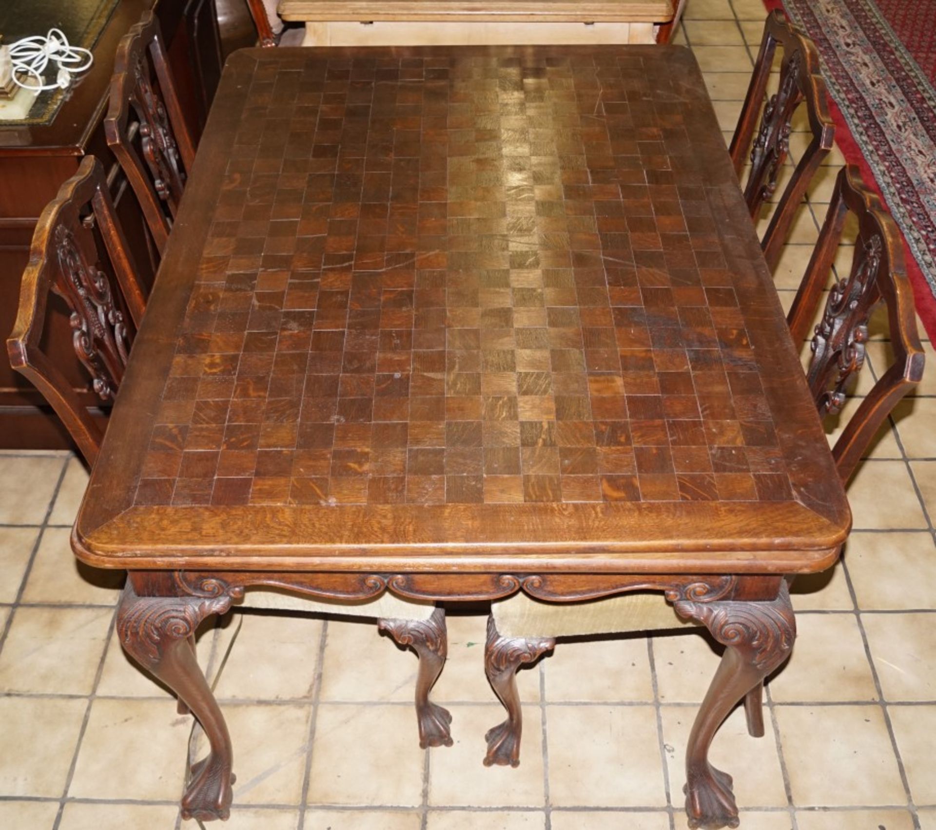 Tisch mit vier StühlenNussbaum, vier Stühle, Höhe des Tisches 74 cm x Breite 96 x Länge 127 cm, Höhe