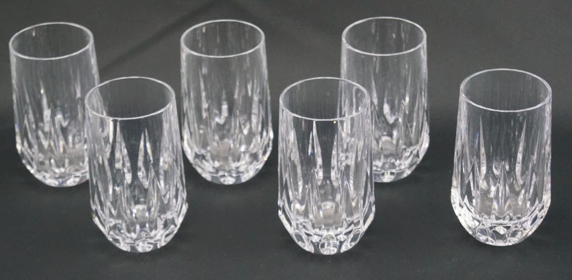Sechs Bechergläser aus KristallglasKristallglas, Höhe der Gläser 16 cm und Durchmesser 6 cm, in