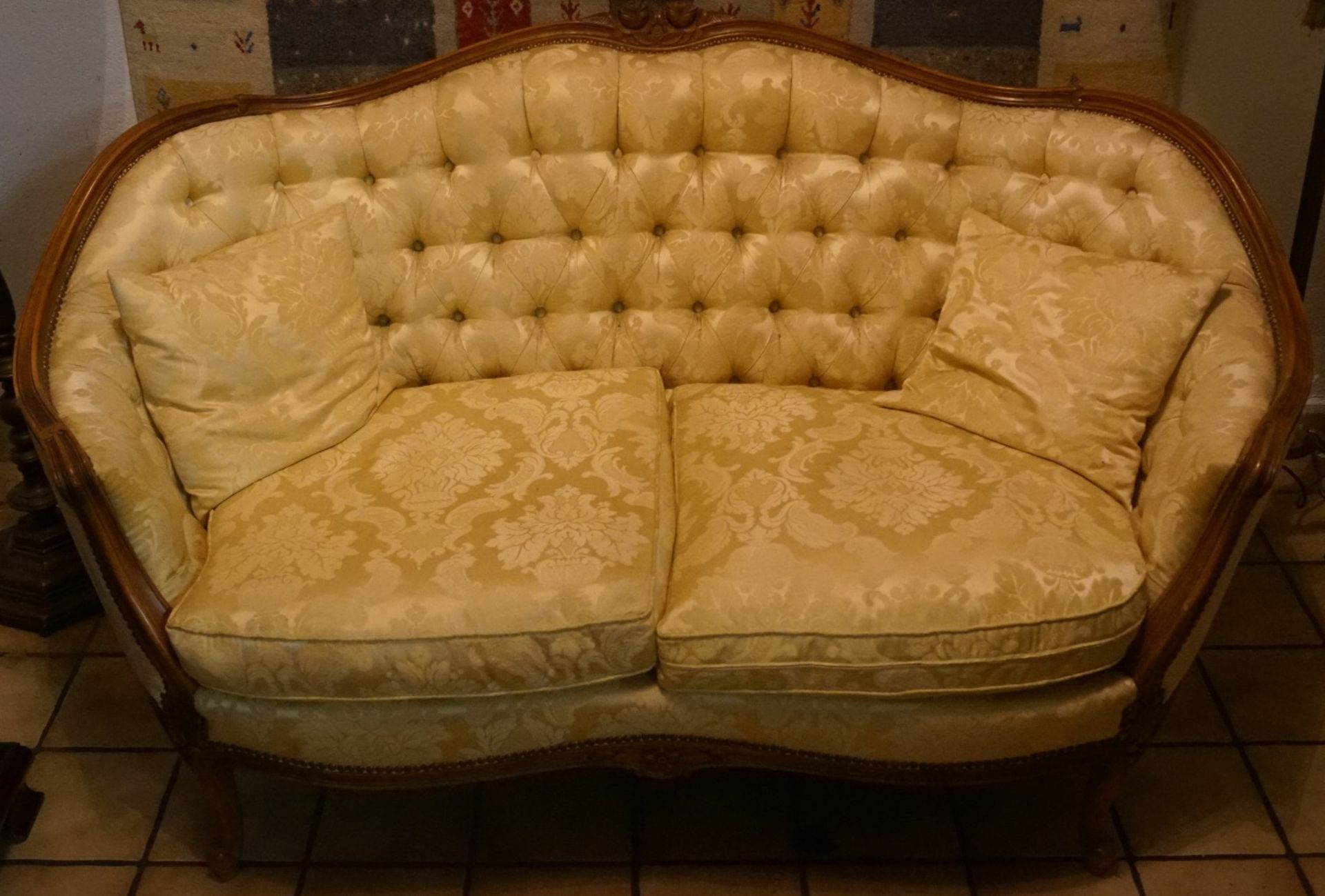 Sitzgarnitur aus Sofa und zwei SesselnNussbaum, Seidenbezug, Maße des Sofas Höhe 87 cm x Breite - Bild 2 aus 2