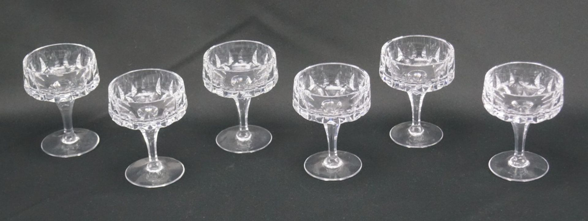 Sechs Kelchgläser aus KristallglasKristallglas, Höhe der Gefäße 9,5 cm und Durchmesser 7 cm, in
